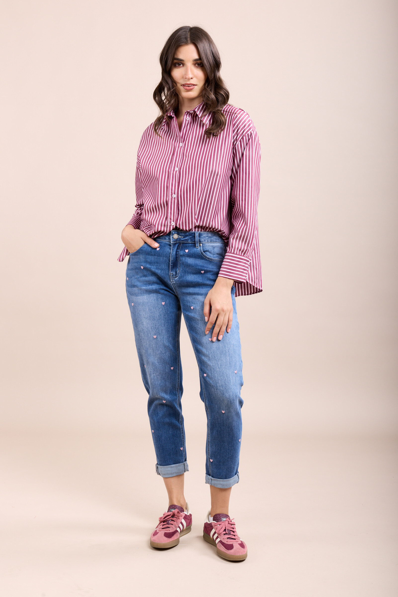 These blue jeans combine comfort and originality with their relaxed boyfriend fit and heart embroidery, adding a trendy and unique touch to your look.