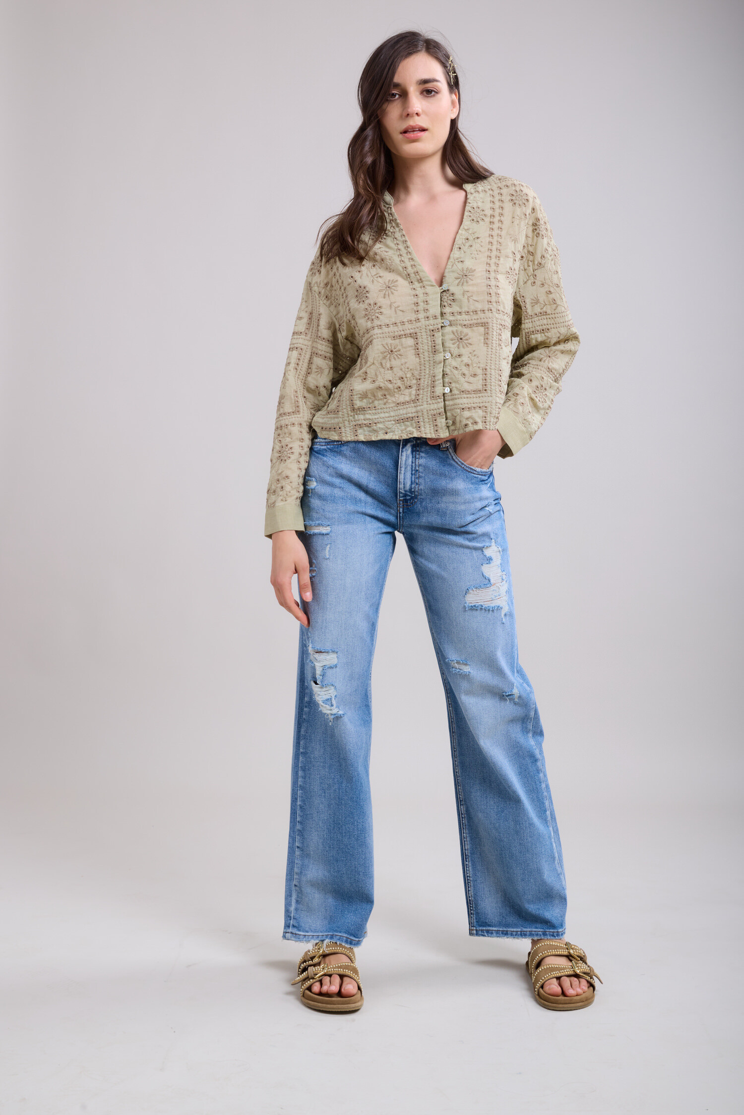 Women's denim shorts, cotton (90%) and polyester (10%), ideal for summer. Made in China, Spring/Summer 2025 collection.