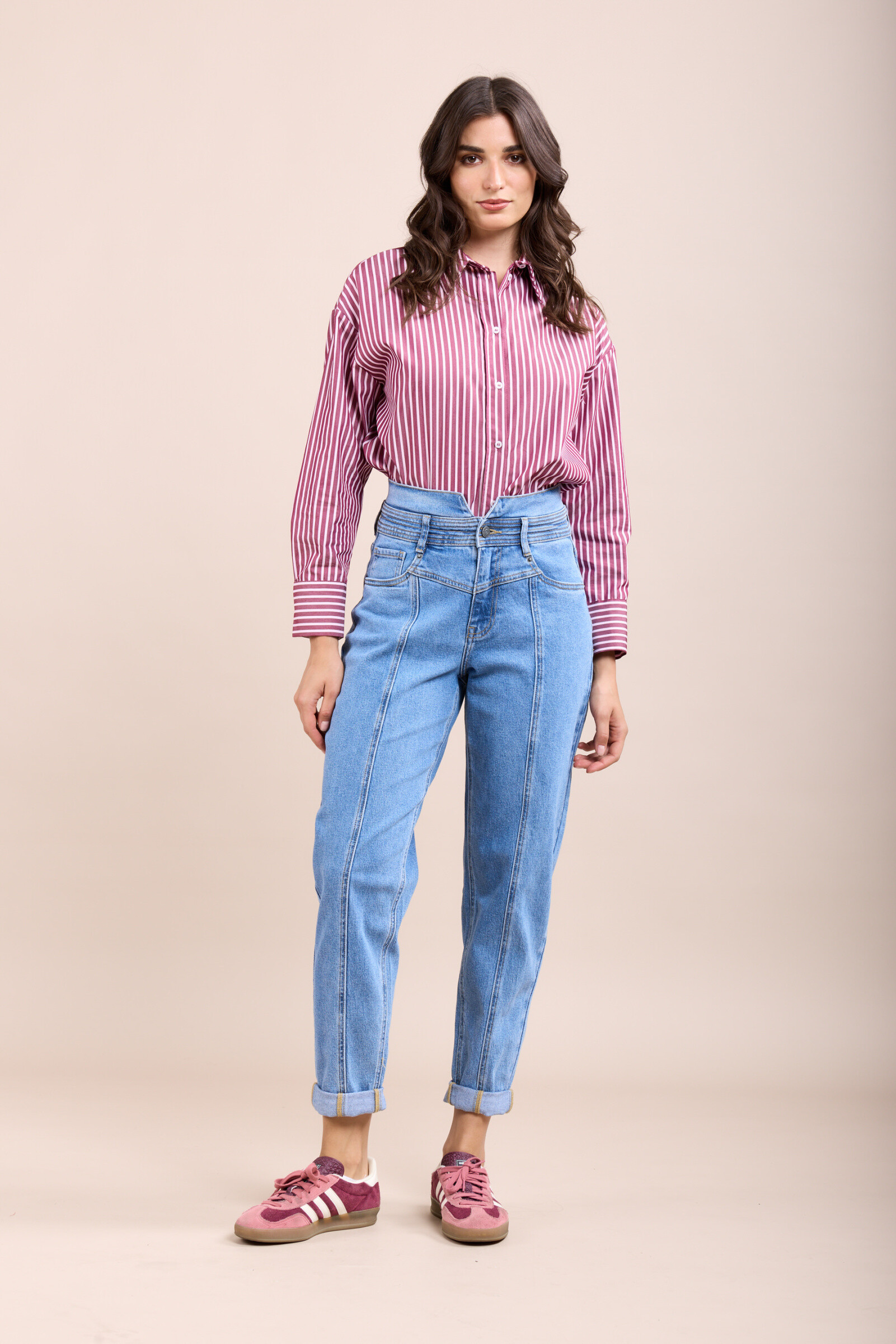 These jeans, crafted from comfortable stretch fabric, feature a mom fit and a zip closure. They stand out with ribbing on the front and sides.