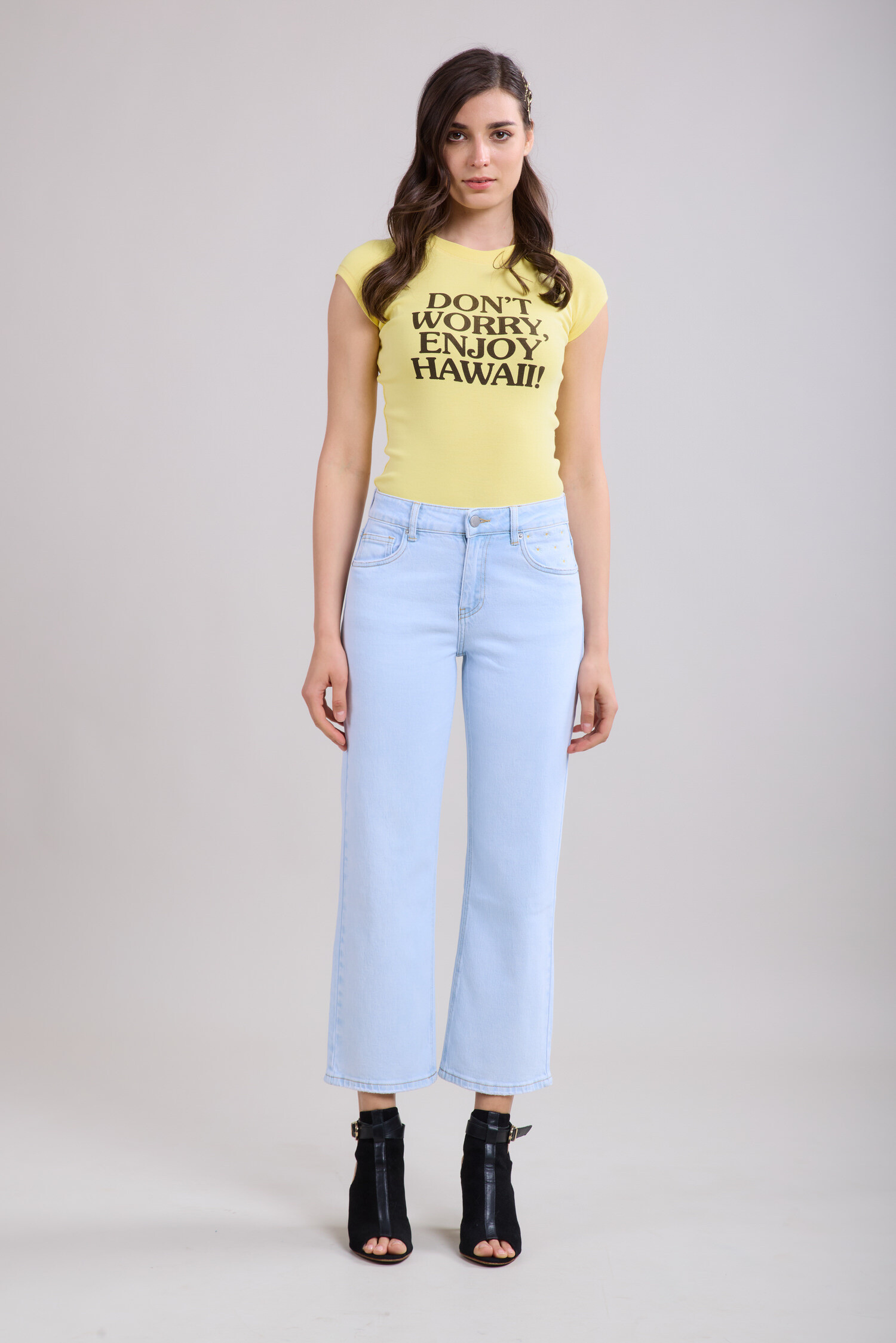 Un jean droit en denim bleu jean clair, idéal pour un style casual et estival, alliant confort et simplicité.