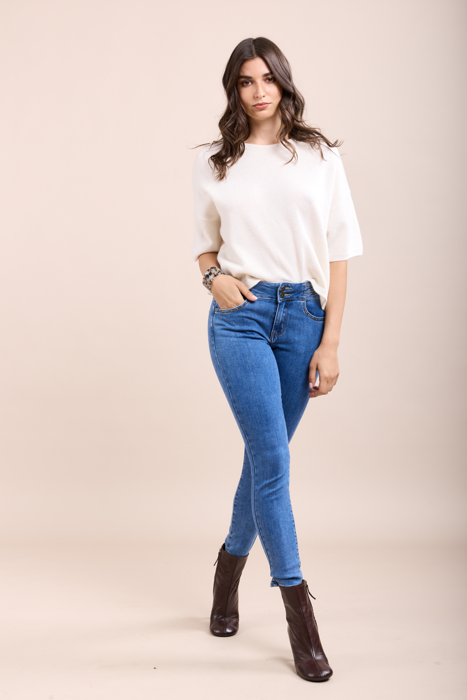 These jeans, crafted from a comfortable stretch fabric, offer a slim fit and a zip closure. They stand out with stud details at the waistband and on the front of the pockets.