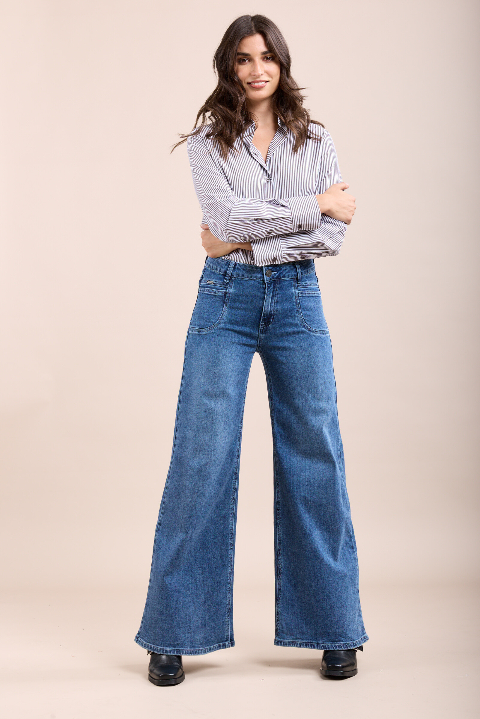 Ce jean confectionné dans un tissu stretch confortable propose une coupe de type wide et une fermeture par zip. Il se distingue par son logo jacron sur la poche droite.