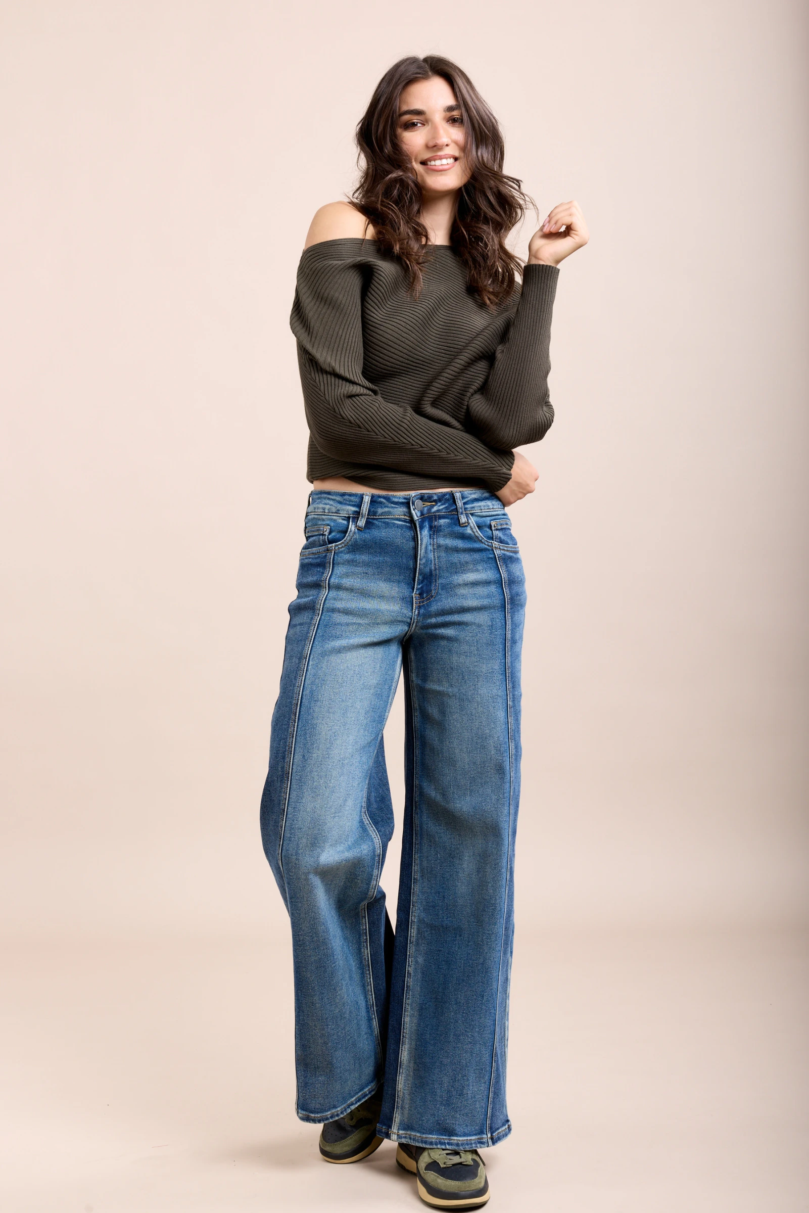 Ce jean confectionné dans un tissu stretch confortable propose une coupe de type wide et une fermeture par zip. Il se distingue par ses nervures et il est disponible en couleur bleu jean.