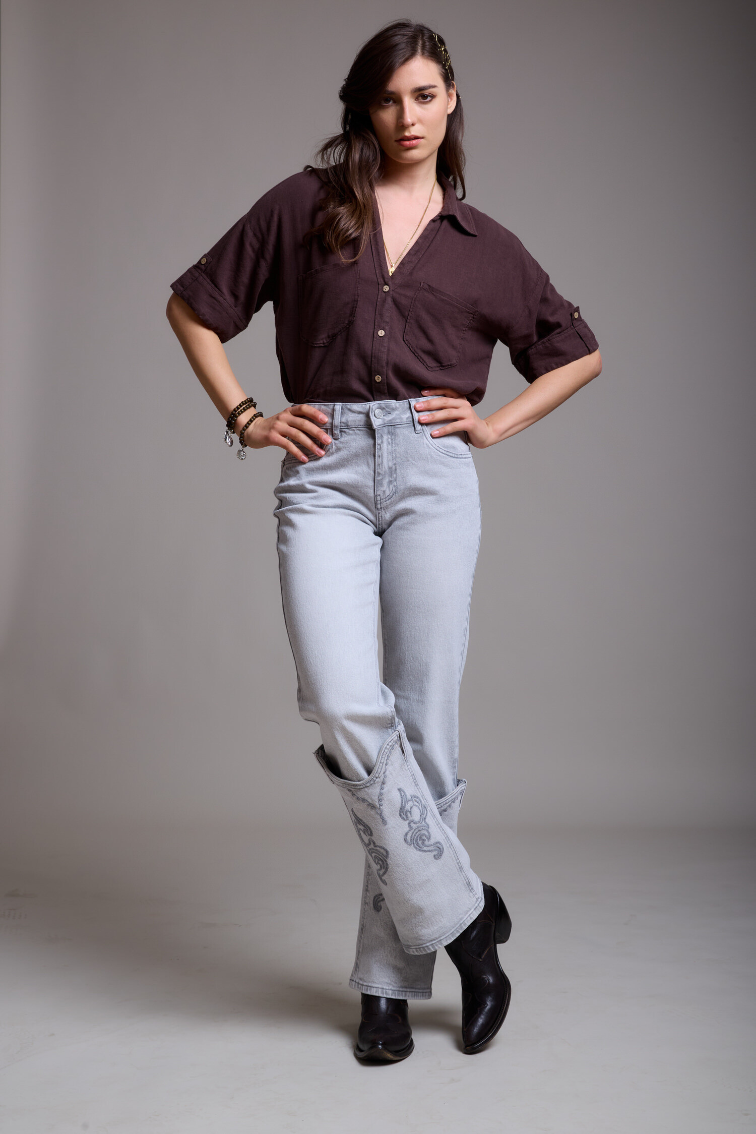 Un jean botte au design élégant, agrémenté de détails motifs subtils pour une touche originale et tendance.