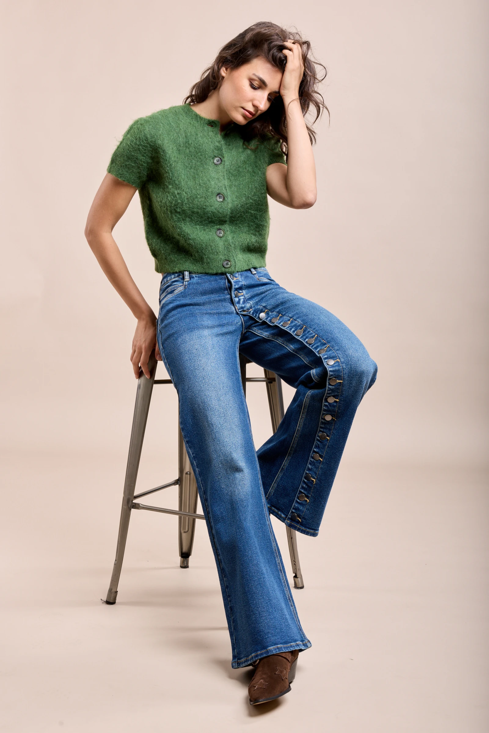 Ce jean confectionné dans un tissu stretch confortable propose une coupe de type wide et une fermeture par zip. Il se distingue par ses détails boutons sur la jambe gauche.