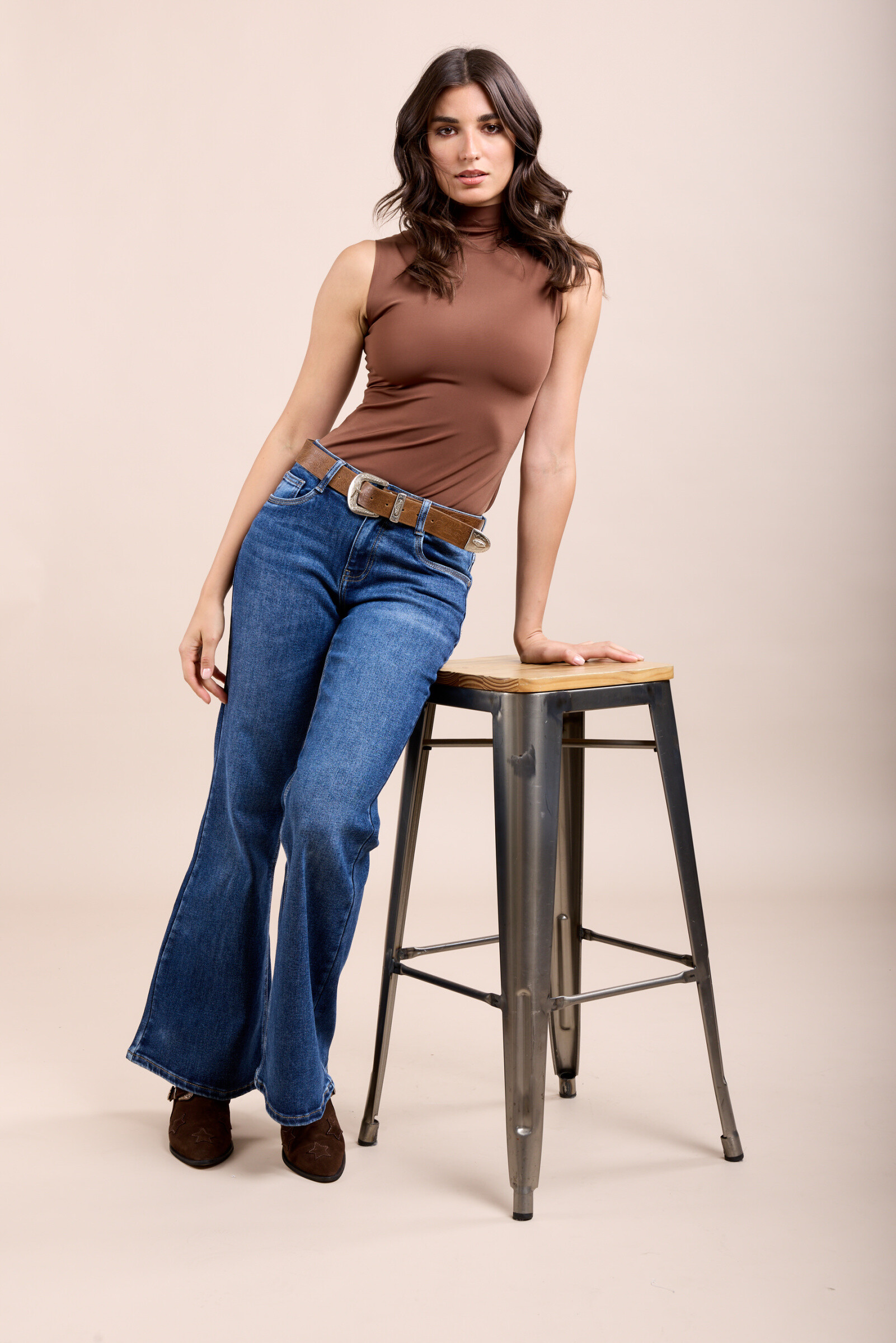 Ce jean confectionné dans un tissu stretch confortable propose une coupe de type extra wide et une fermeture par zip. Il se distingue par son logo jacron troué en forme de cœur et ses poches ornées de détails métalliques en forme de cœur.