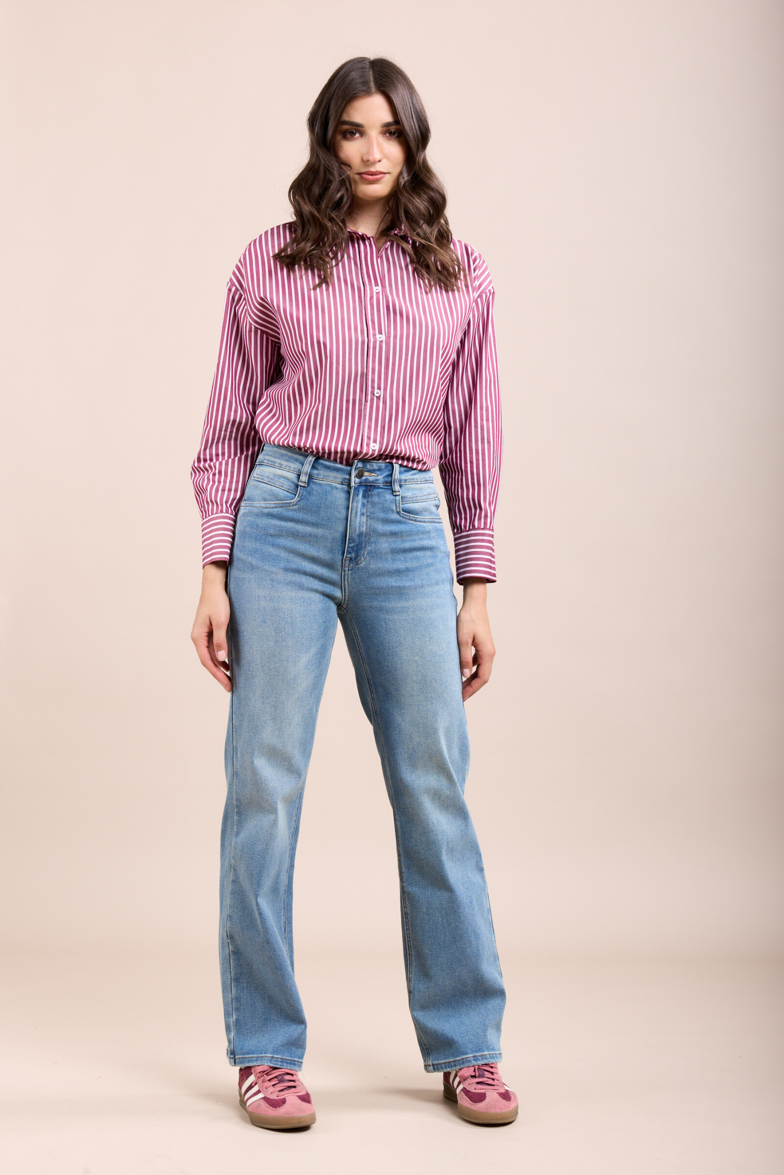 These jeans, crafted from a comfortable stretch fabric, feature a straight cut and a zip closure. They are available in dirty blue color.