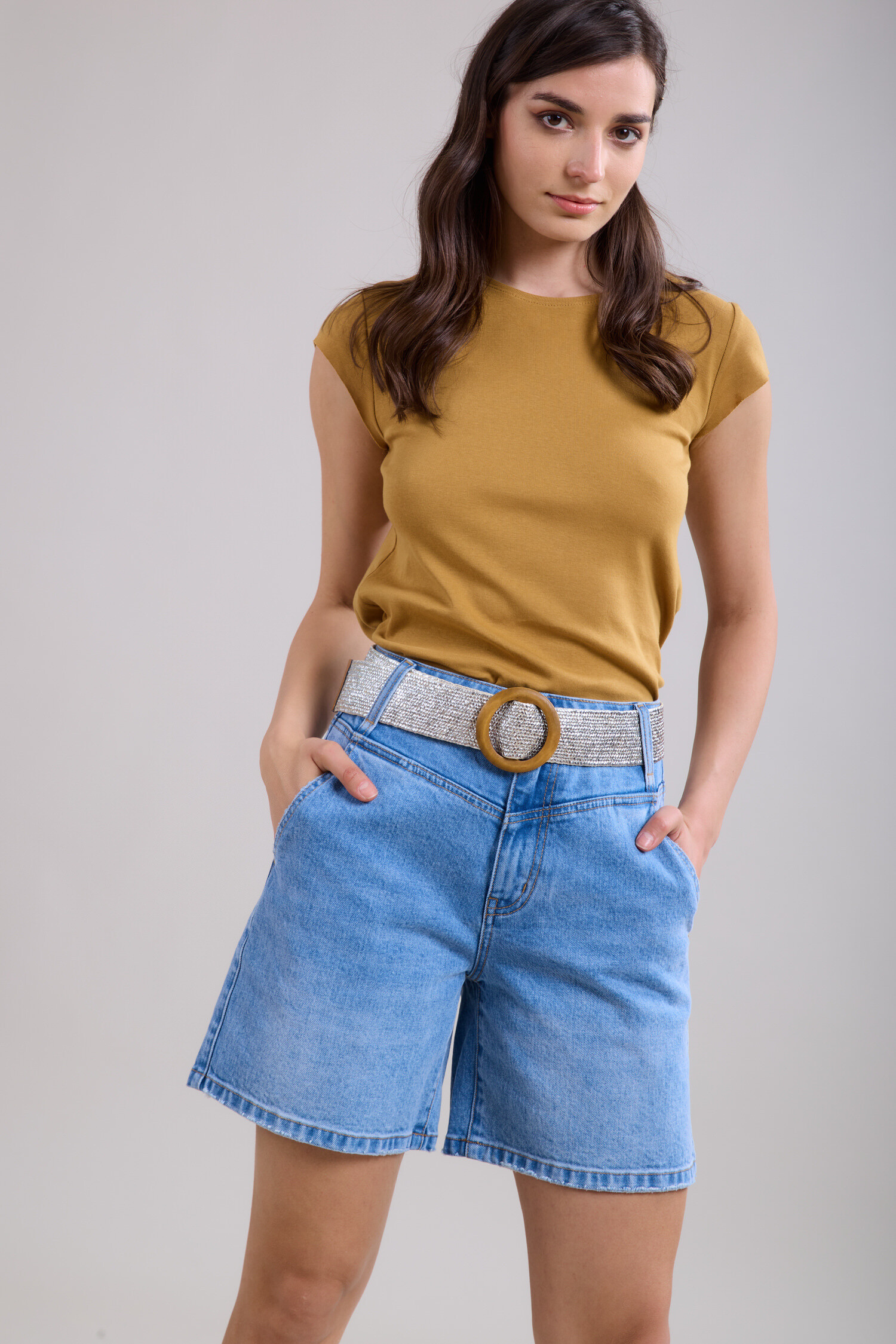 Un bermuda en denim classique et confortable, idéal pour un look casual et estival au quotidien.