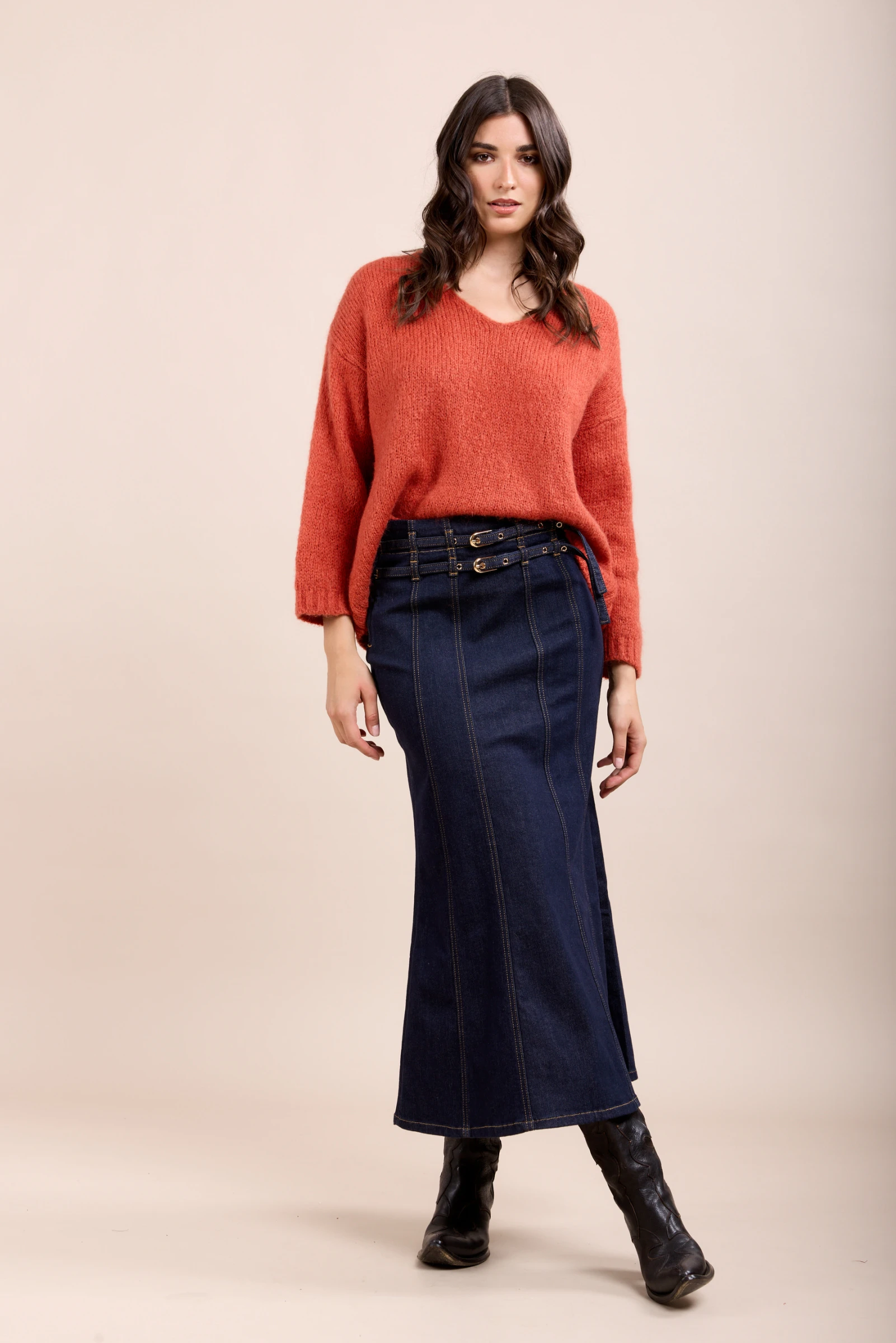 Cette jupe en jean propose une coupe longue et une fermeture par zip. Elle se distingue par ses doubles ceintures.