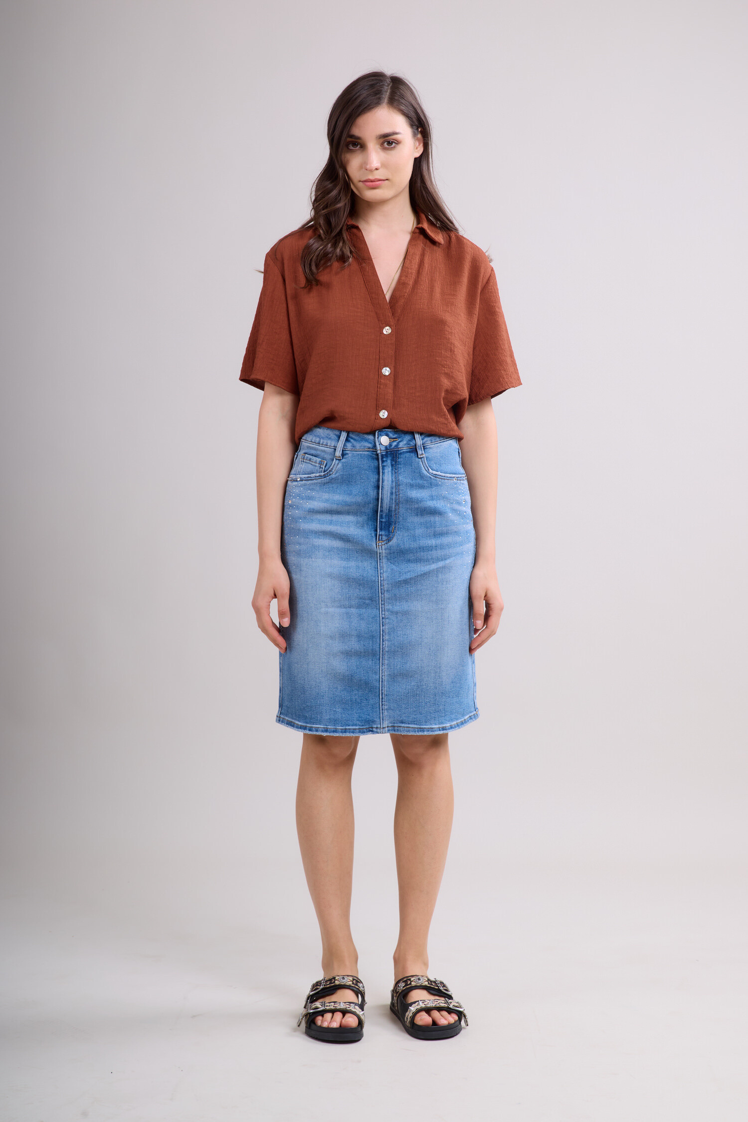 Une jupe en denim bleu jean, parfaite pour un look décontracté et stylé, facile à porter en toute saison.