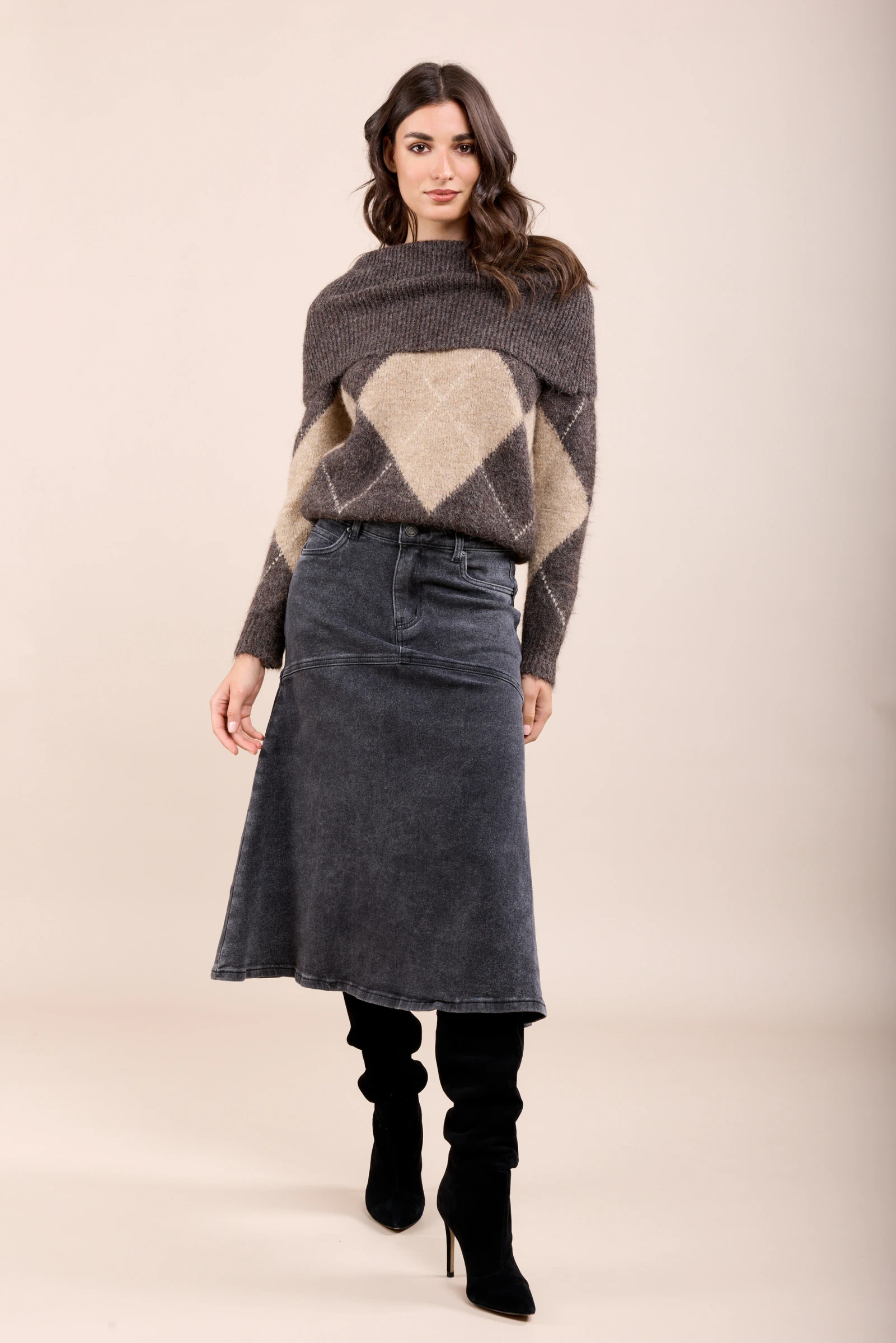 Cette jupe en jean propose une coupe trapèze et une fermeture par zip. Elle est disponible en couleur gris foncé.