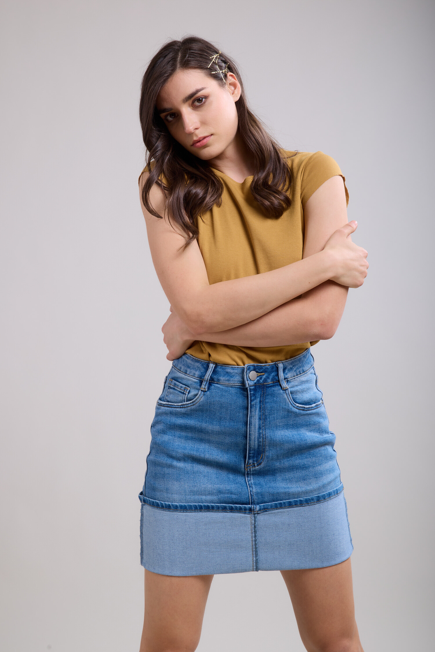 Une jupe en denim classique avec un ourlet élégant, idéale pour un look casual et intemporel.