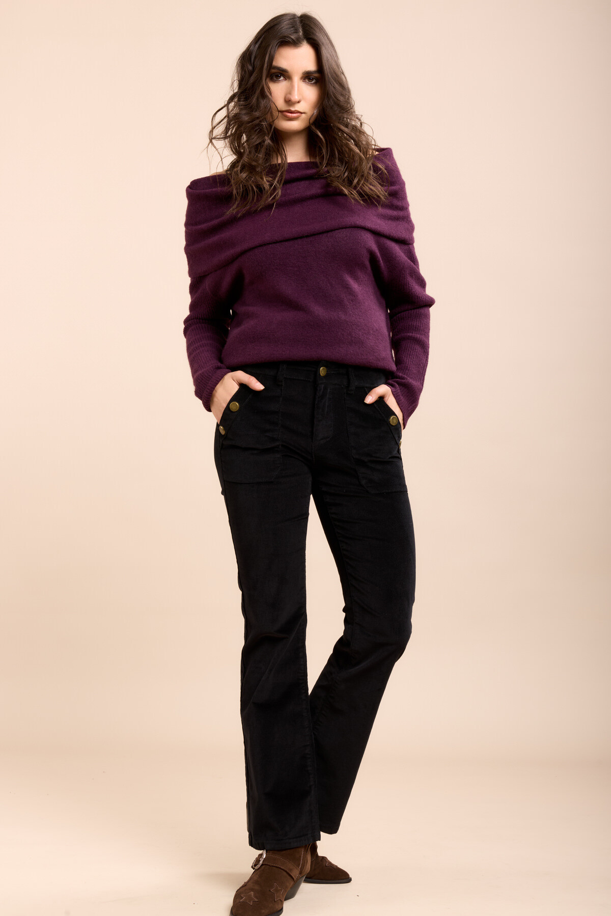 Le pantalon Edena évasé en velours doux, ajoute une touche rétro-chic à votre garde-robe avec glamour et confort. Associez-le à des talons pour une allure sophistiquée ou à des bottines pour un style décontracté.