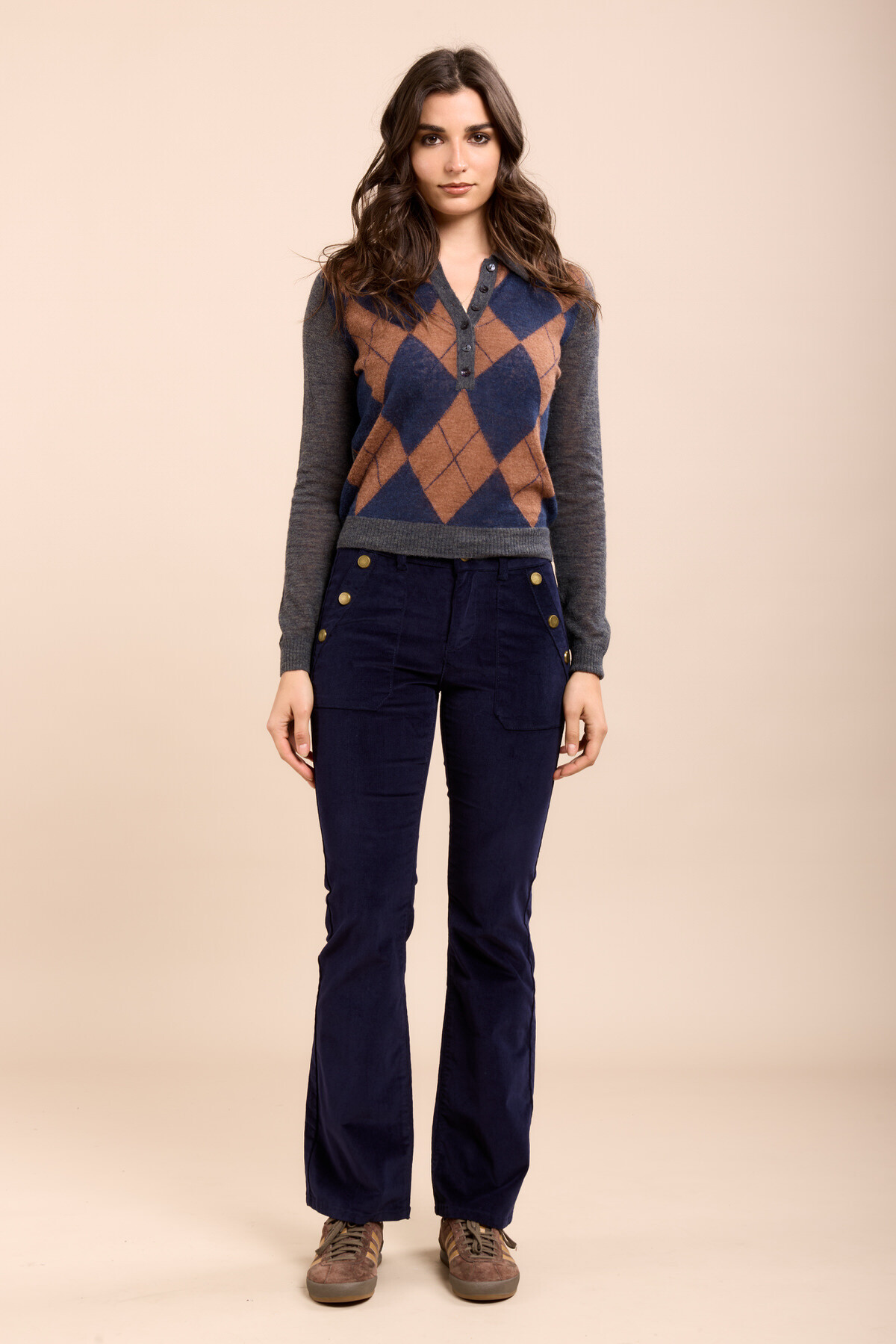 Le pantalon Edena évasé en velours doux, ajoute une touche rétro-chic à votre garde-robe avec glamour et confort. Associez-le à des talons pour une allure sophistiquée ou à des bottines pour un style décontracté.