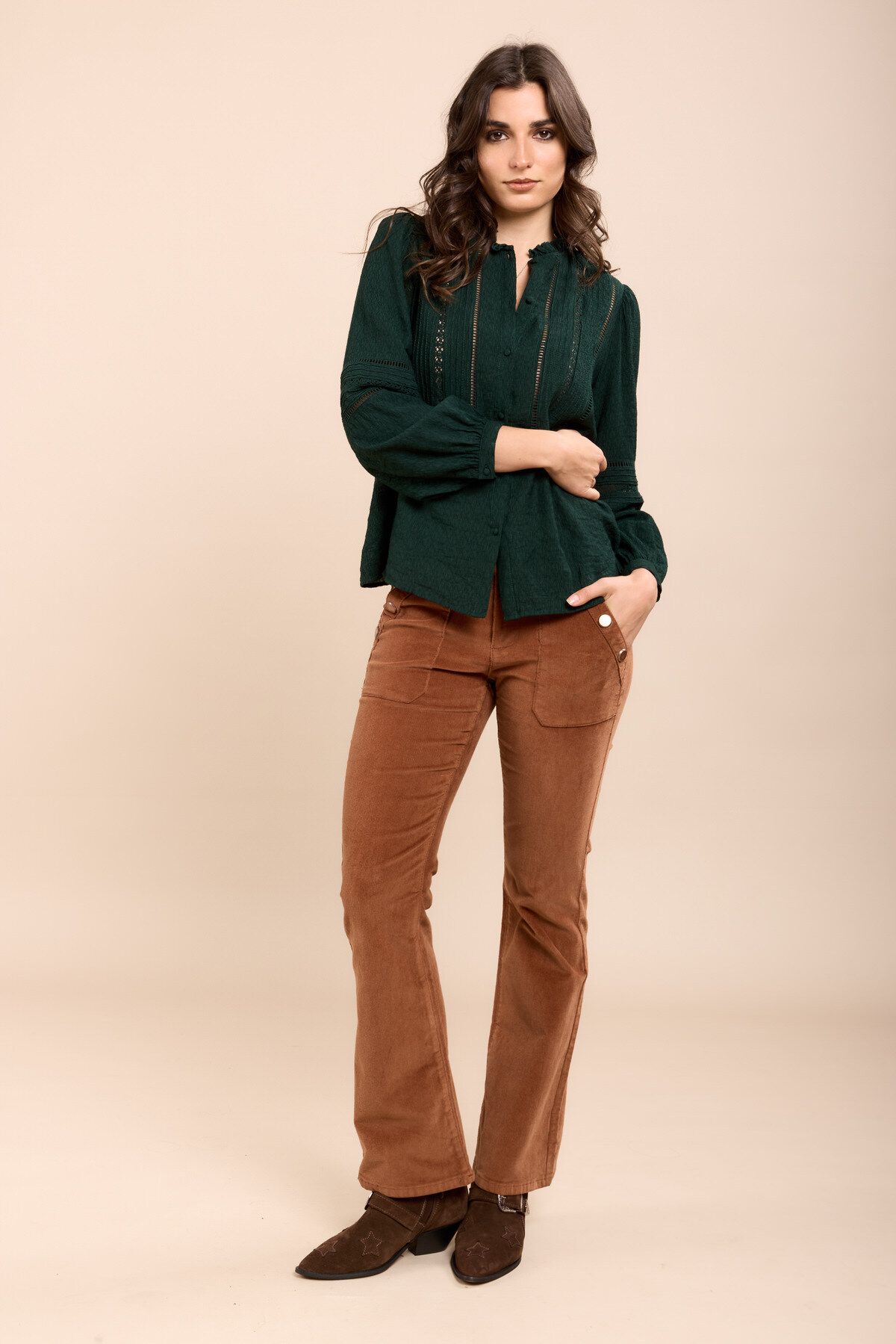 Le pantalon Edena évasé en velours doux, ajoute une touche rétro-chic à votre garde-robe avec glamour et confort. Associez-le à des talons pour une allure sophistiquée ou à des bottines pour un style décontracté.