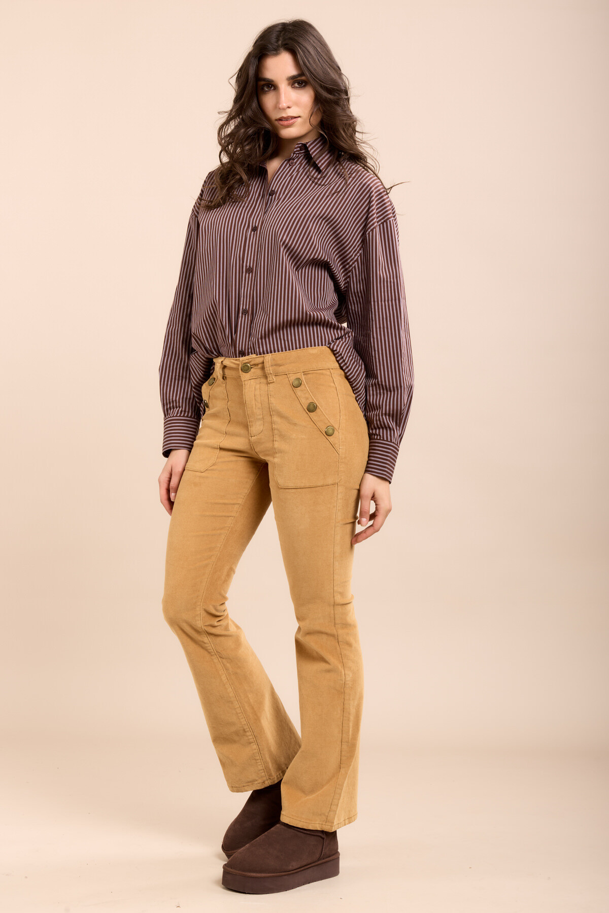 Le pantalon Edena évasé en velours doux, ajoute une touche rétro-chic à votre garde-robe avec glamour et confort. Associez-le à des talons pour une allure sophistiquée ou à des bottines pour un style décontracté.