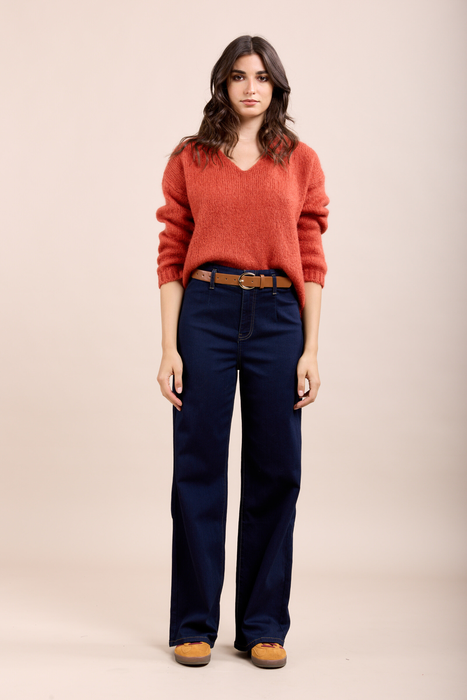 Ce jean confectionné dans un tissu stretch confortable propose une coupe de type wide et une fermeture par zip. Il se distingue avec sa ceinture en cuir.