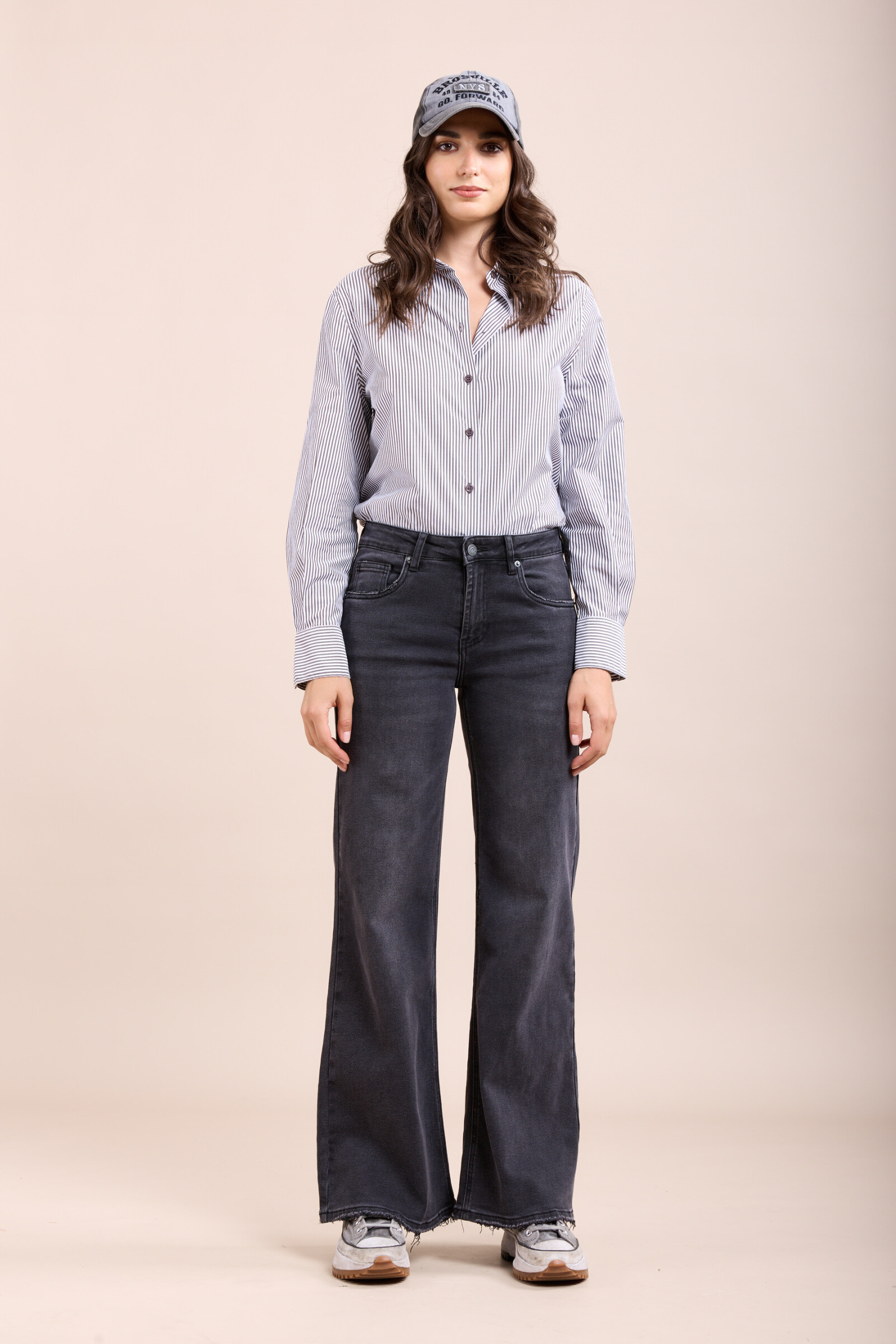 Ce jean confectionné dans un tissu stretch confortable propose une coupe de type wide et une fermeture par zip. Il se distingue par ses poches effilochées.