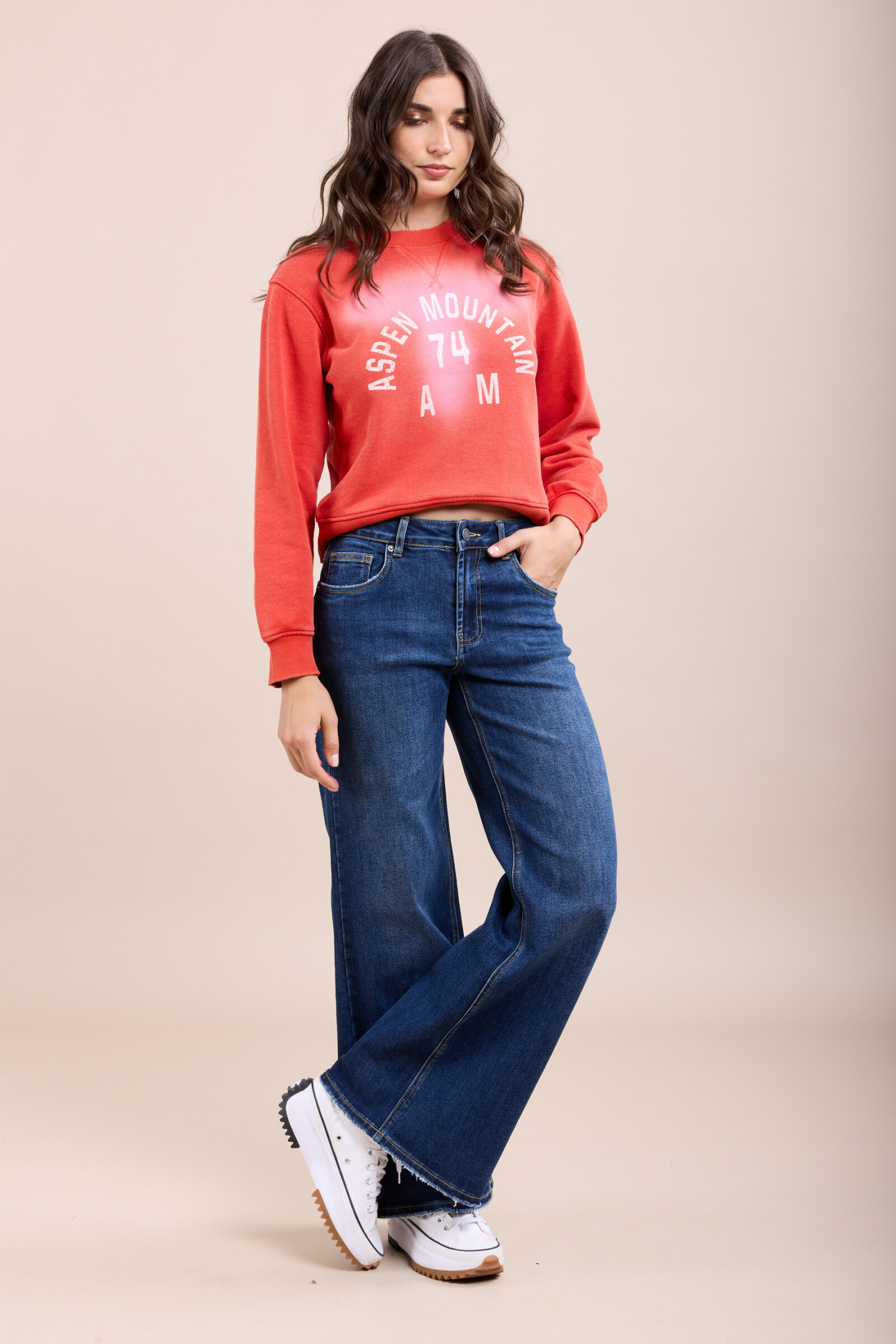 Ce jean confectionné dans un tissu stretch confortable propose une coupe de type wide et une fermeture par zip. Il se distingue par ses poches effilochées.