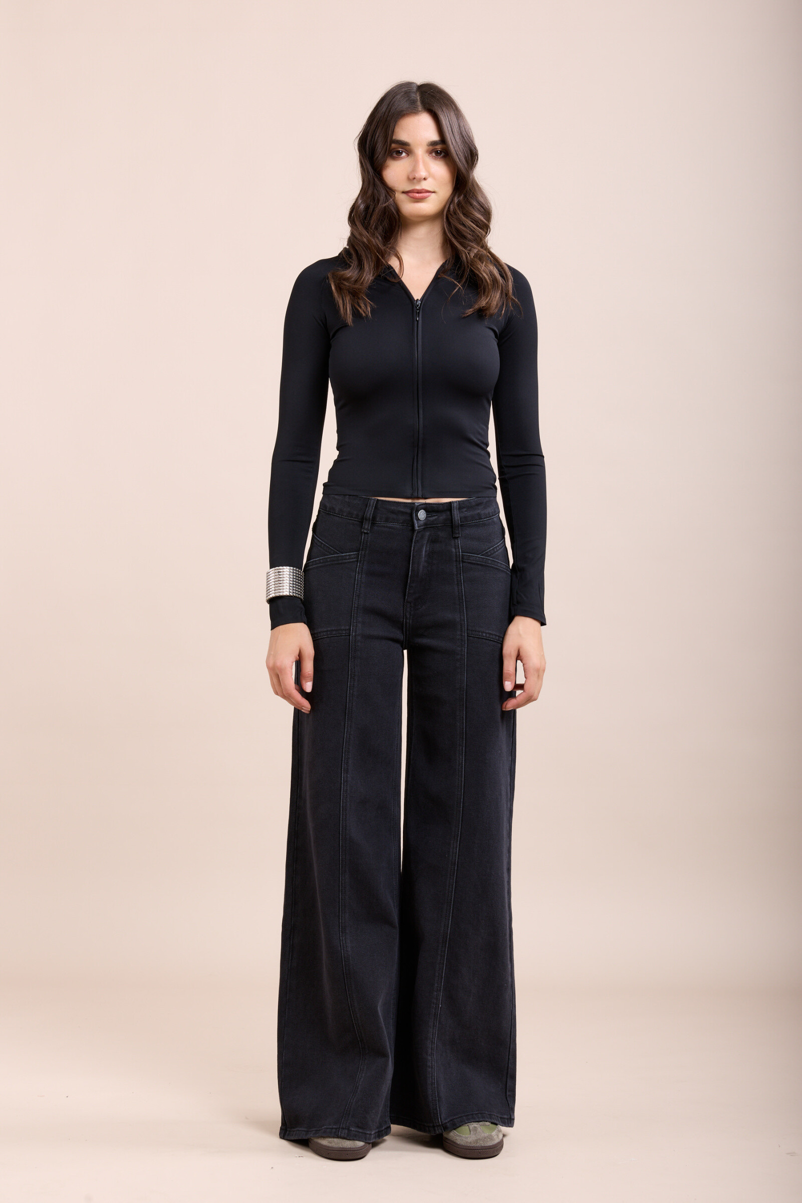 Ce jean confectionné dans un tissu stretch confortable propose une coupe de type wide et une fermeture par zip. Il se distingue par ses découpes sur les deux poches arrières et ses découpes à l'avant du jean.