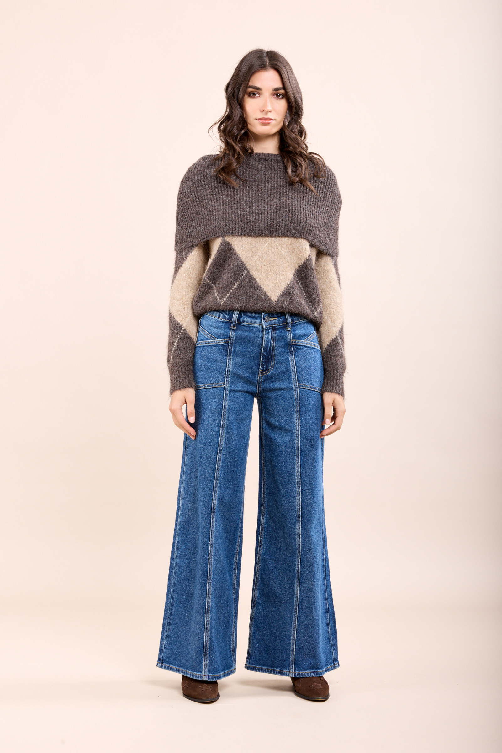 Ce jean confectionné dans un tissu stretch confortable propose une coupe de type wide et une fermeture par zip. Il se distingue par ses découpes sur les deux poches arrières et ses découpes à l'avant du jean.