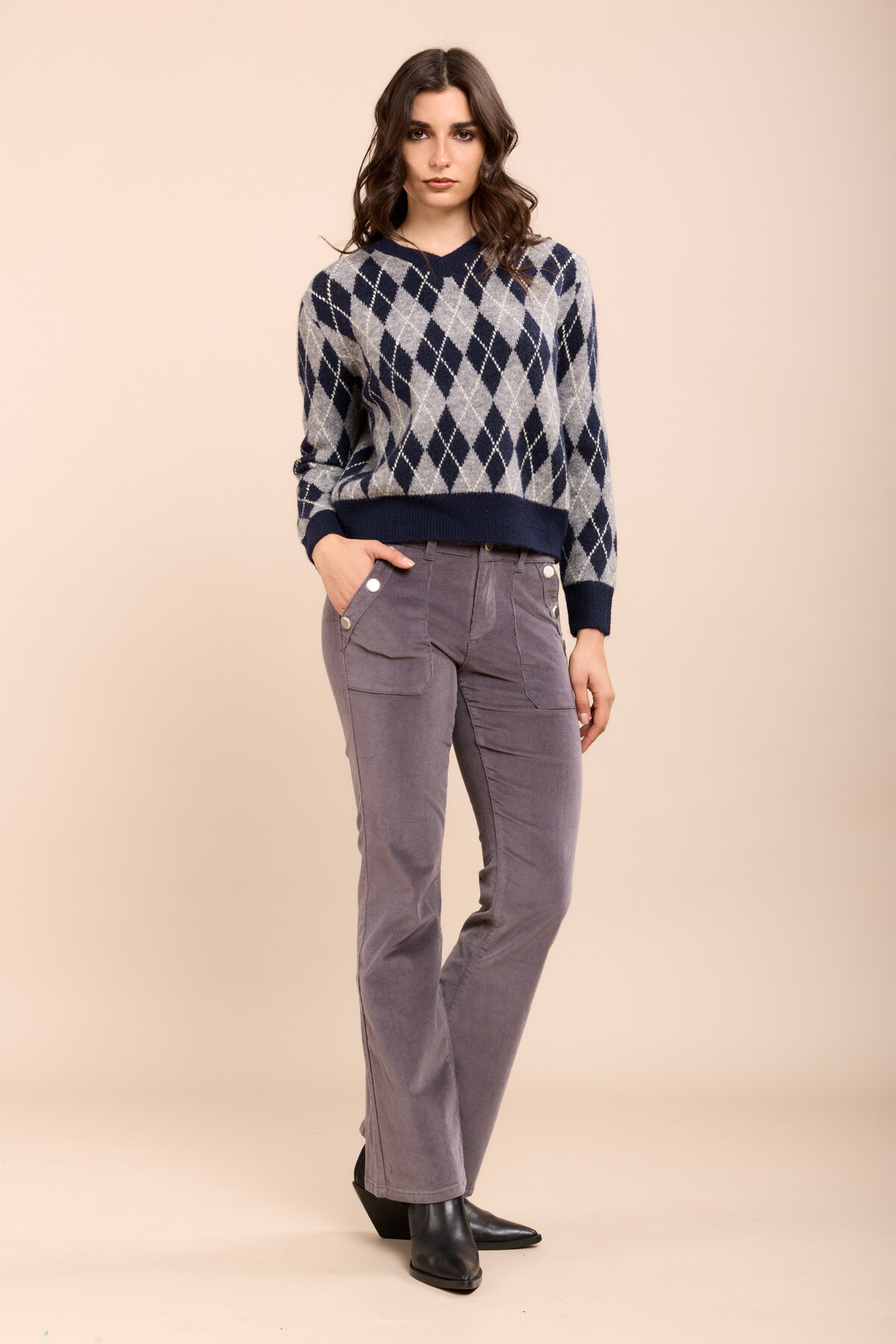 Le pantalon Edena évasé en velours doux, ajoute une touche rétro-chic à votre garde-robe avec glamour et confort. Associez-le à des talons pour une allure sophistiquée ou à des bottines pour un style décontracté.