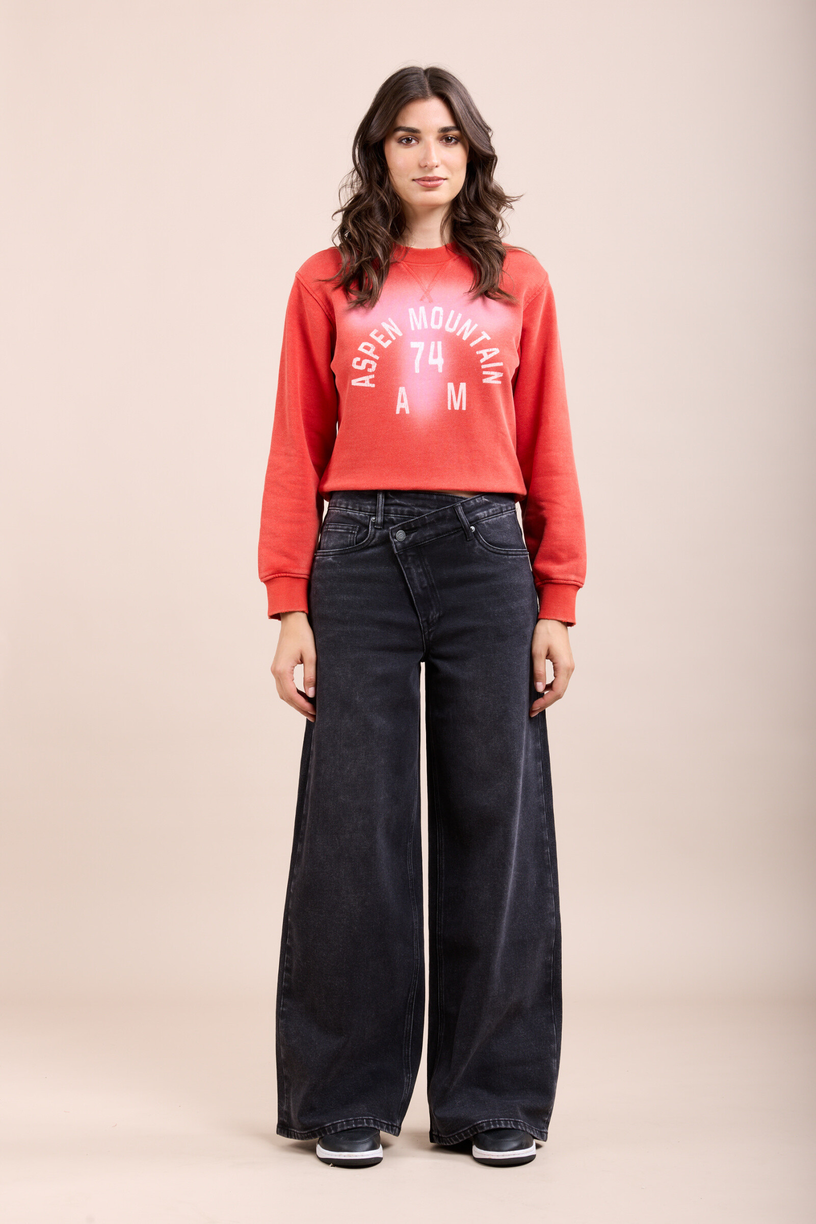 Ce jean confectionné dans un tissu stretch confortable propose une coupe de type wide et une fermeture par zip. Il se distingue par sa fermeture croisé.