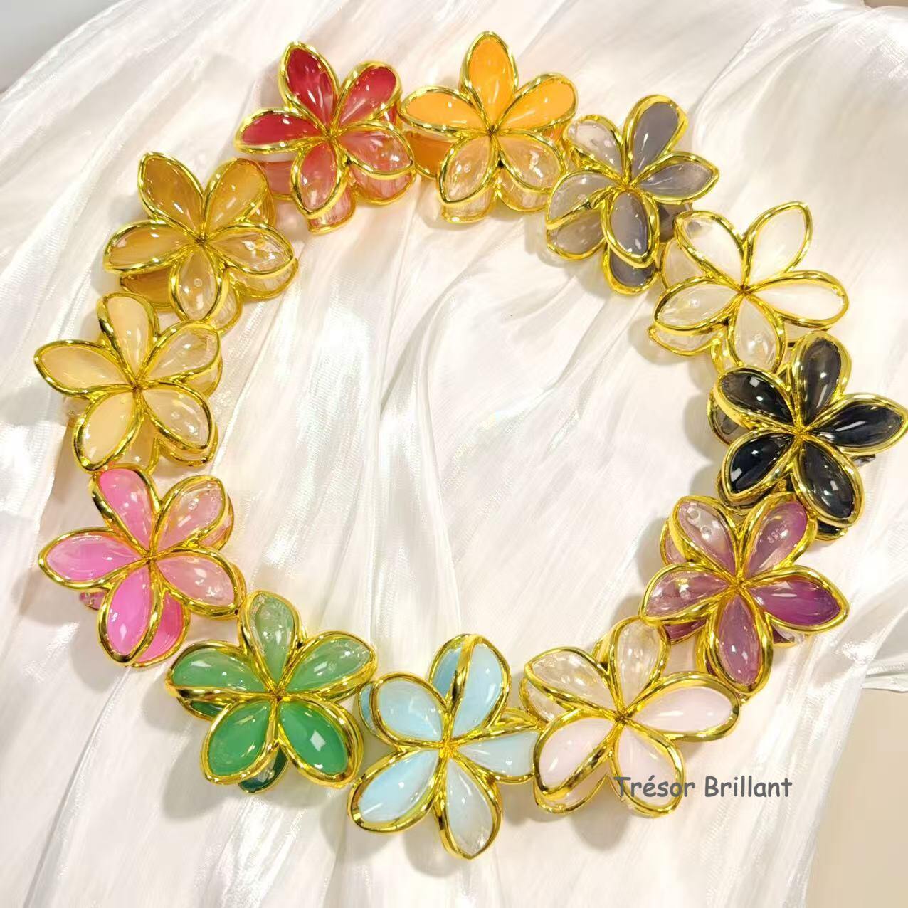 Großhändler Trésor Brillant - Satz von 12 Goldene Plastikblumen-Haarspangen 6cm