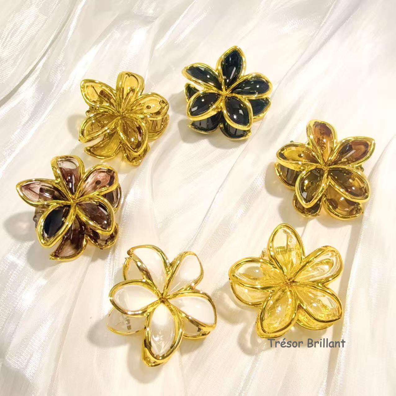 Großhändler Trésor Brillant - Satz von 12 Goldene Plastikblumen-Haarspangen 4cm