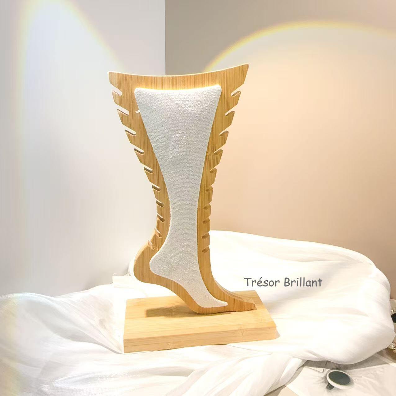 Grossista Trésor Brillant - Espositore per cavigliere in legno a forma di gamba