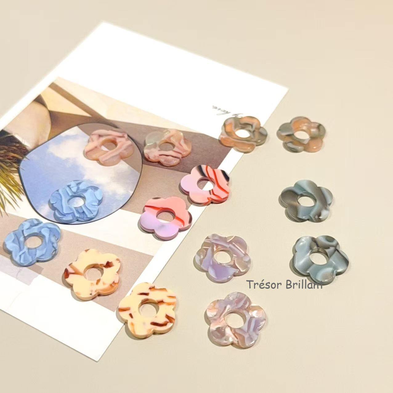 Grossiste Trésor Brillant - Perle de fleurs en acétate de 20mm, 14 pièces, pour bijoux et accessoires.