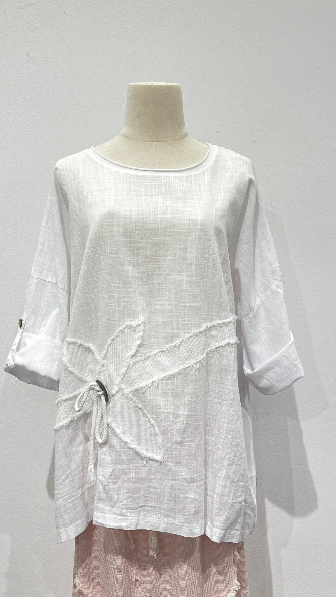 Mayorista U SEE - CAMISETA CON DETALLE FLORAL Y MANGAS AJUSTABLES