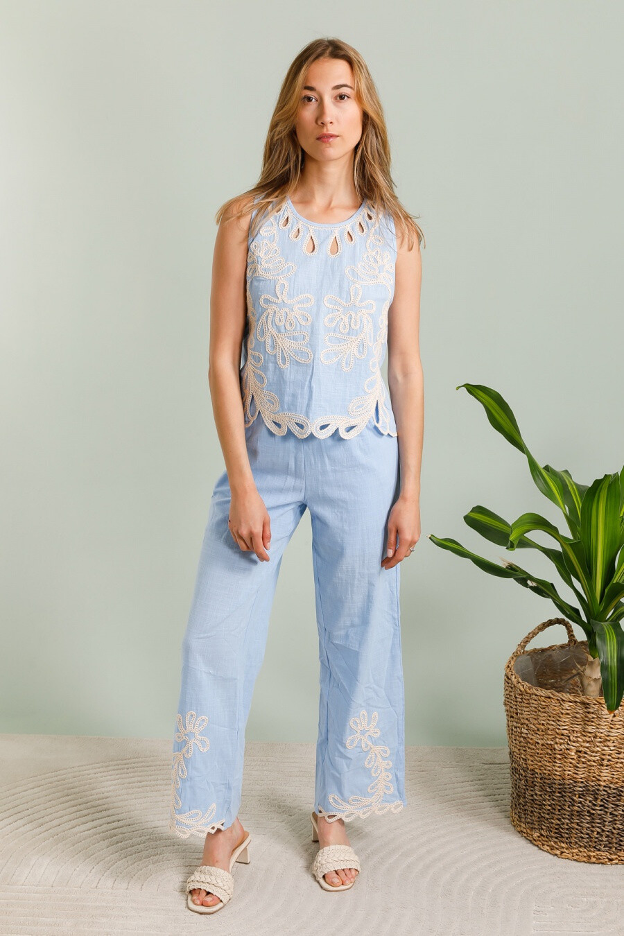 Grossiste Unigirl - Ensemble deux pièces brodé, le haut sans manches + pantalon large