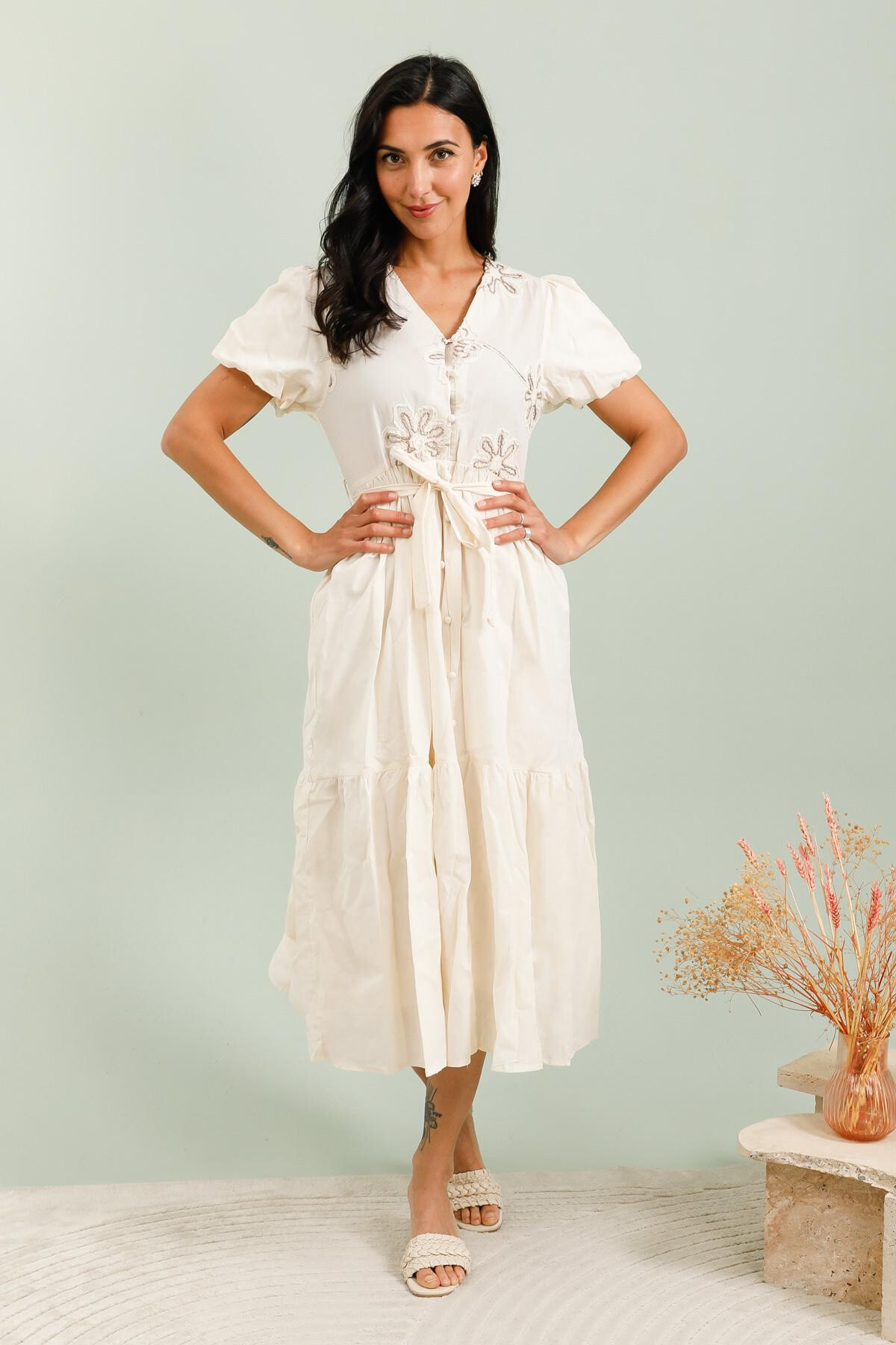 Grossiste Unigirl - Robe mi-longue élégante à broderies florales et taille ceinturée