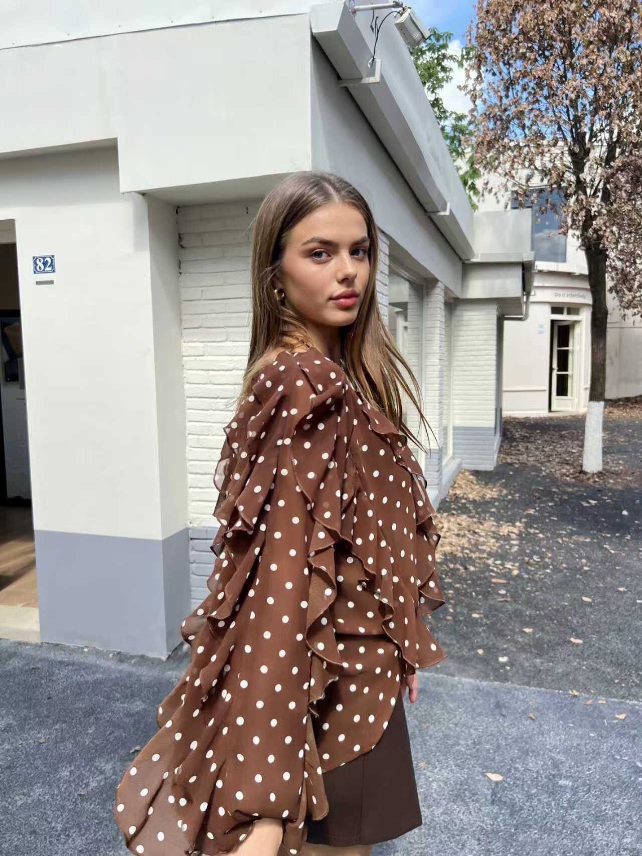 Blouse à pois et volants, polyester, idéale pour l'automne, fabriquée en Chine. Parfaite pour un style féminin et saisonnier.