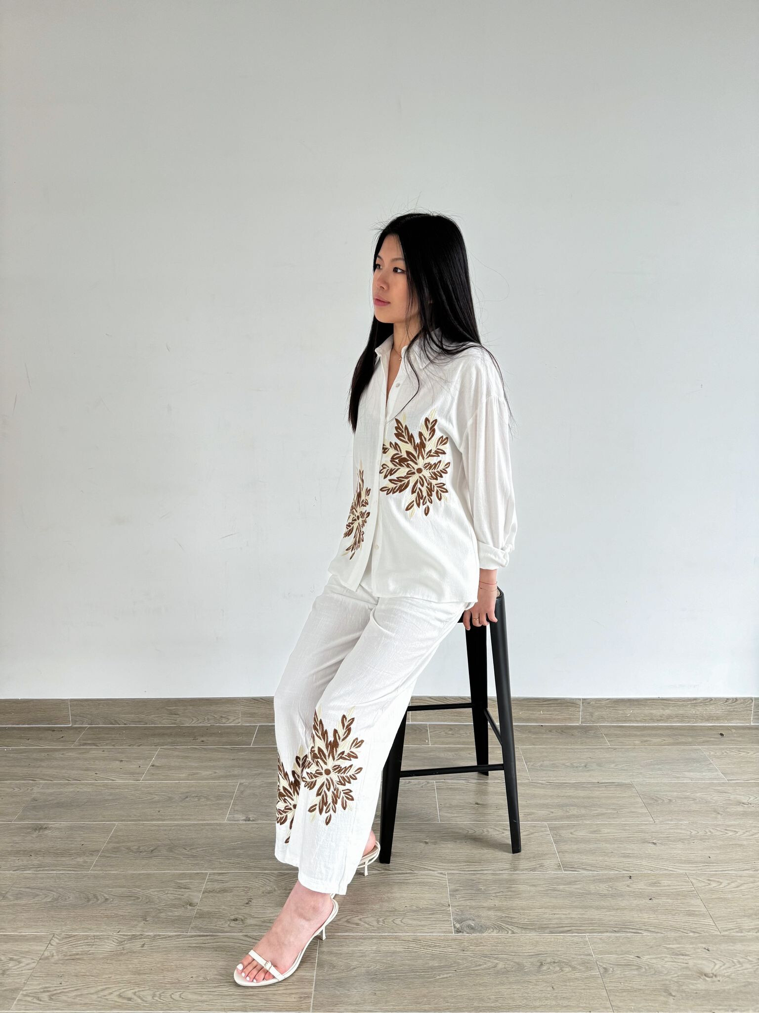 Wholesaler Unika Paris - Flake embroidery linen shirt