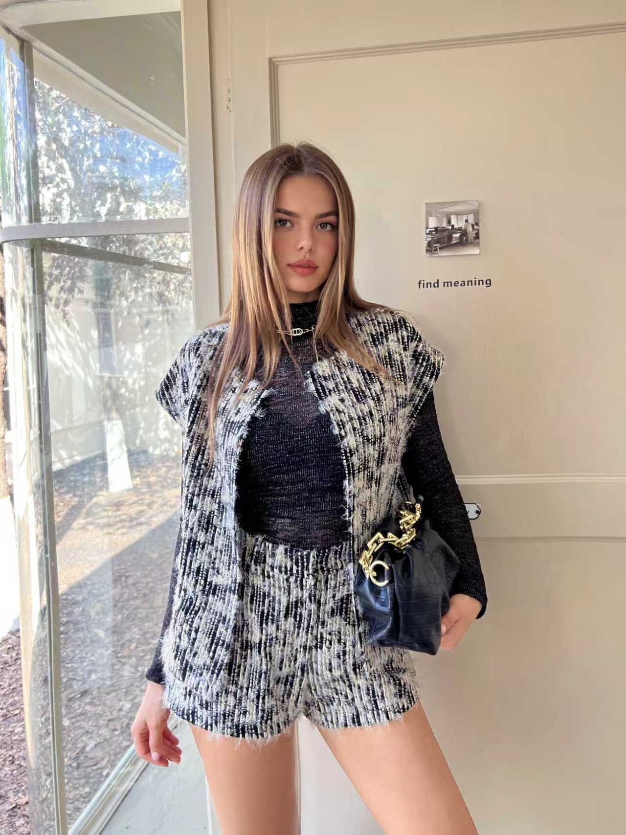 Gilet sans manche texturé avec mélange de tweed et de fils brillant. Le gilet est moelleux, optez pour un total look hivernal avec le short assorti 3916.