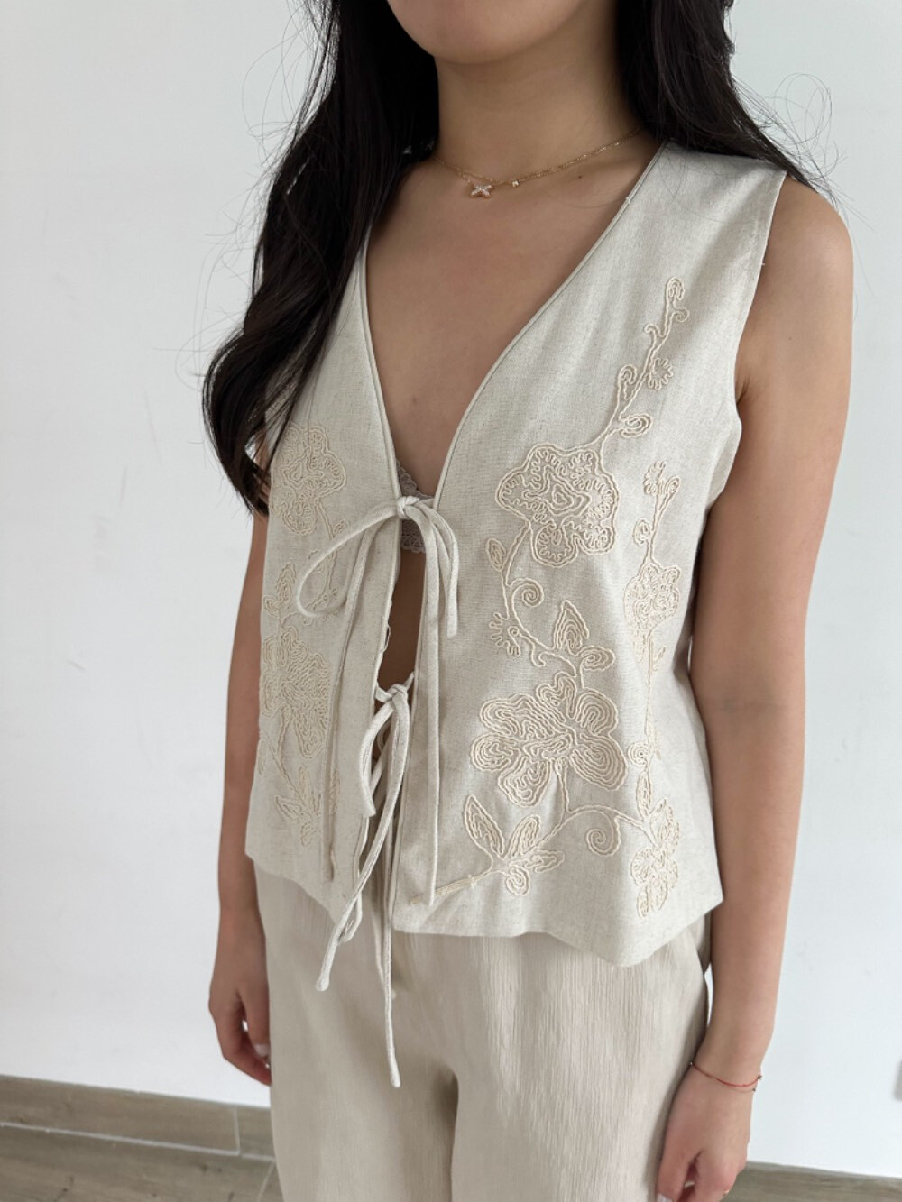 Wholesaler Unika Paris - Embroidered vest with knots