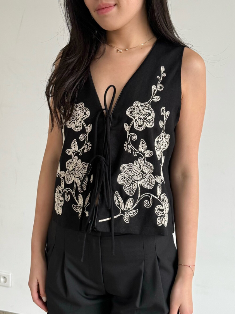 Wholesaler Unika Paris - Embroidered vest with knots