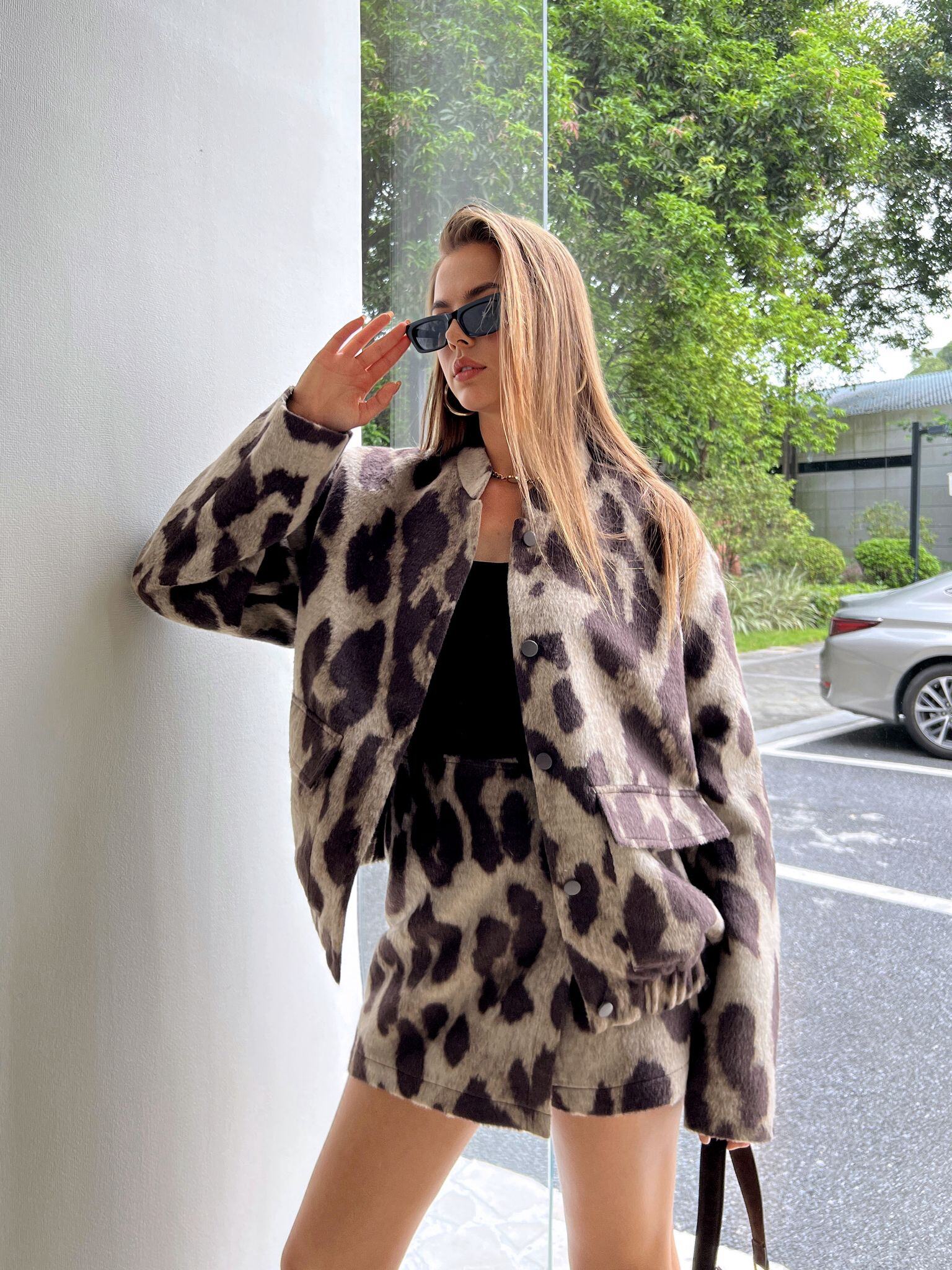 Jupe short vache en polyester, idéale pour l'automne 2025. Confectionnée en Chine, parfaite pour un style audacieux et moderne.