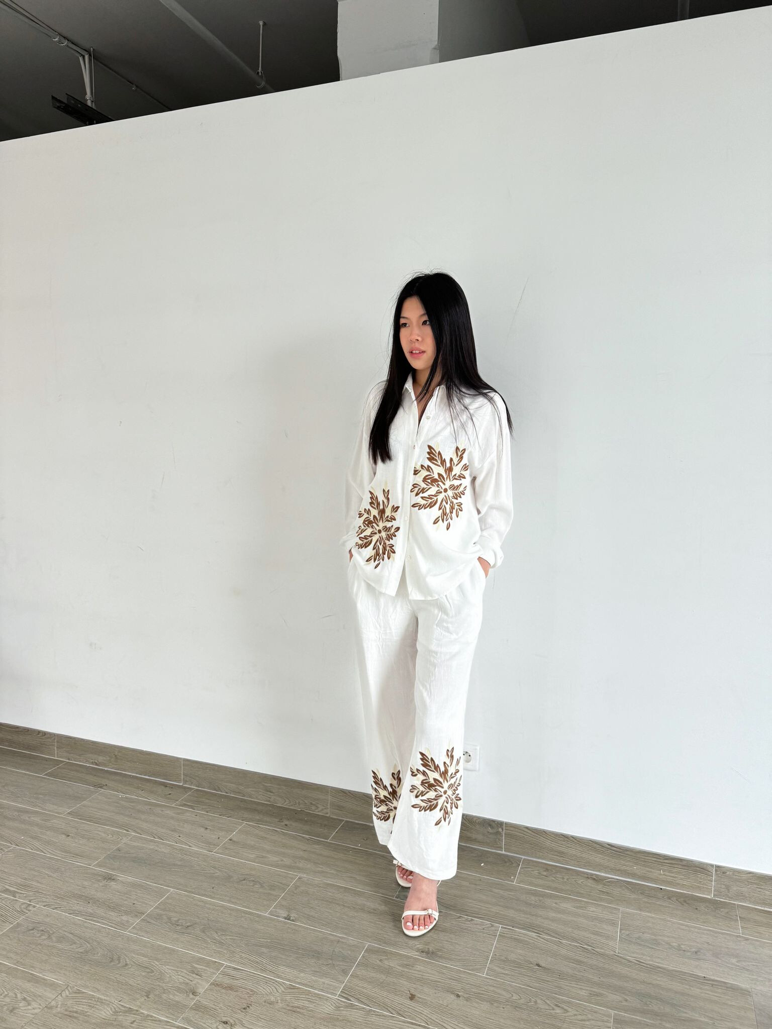 Wholesaler Unika Paris - Snowflake embroidered pants