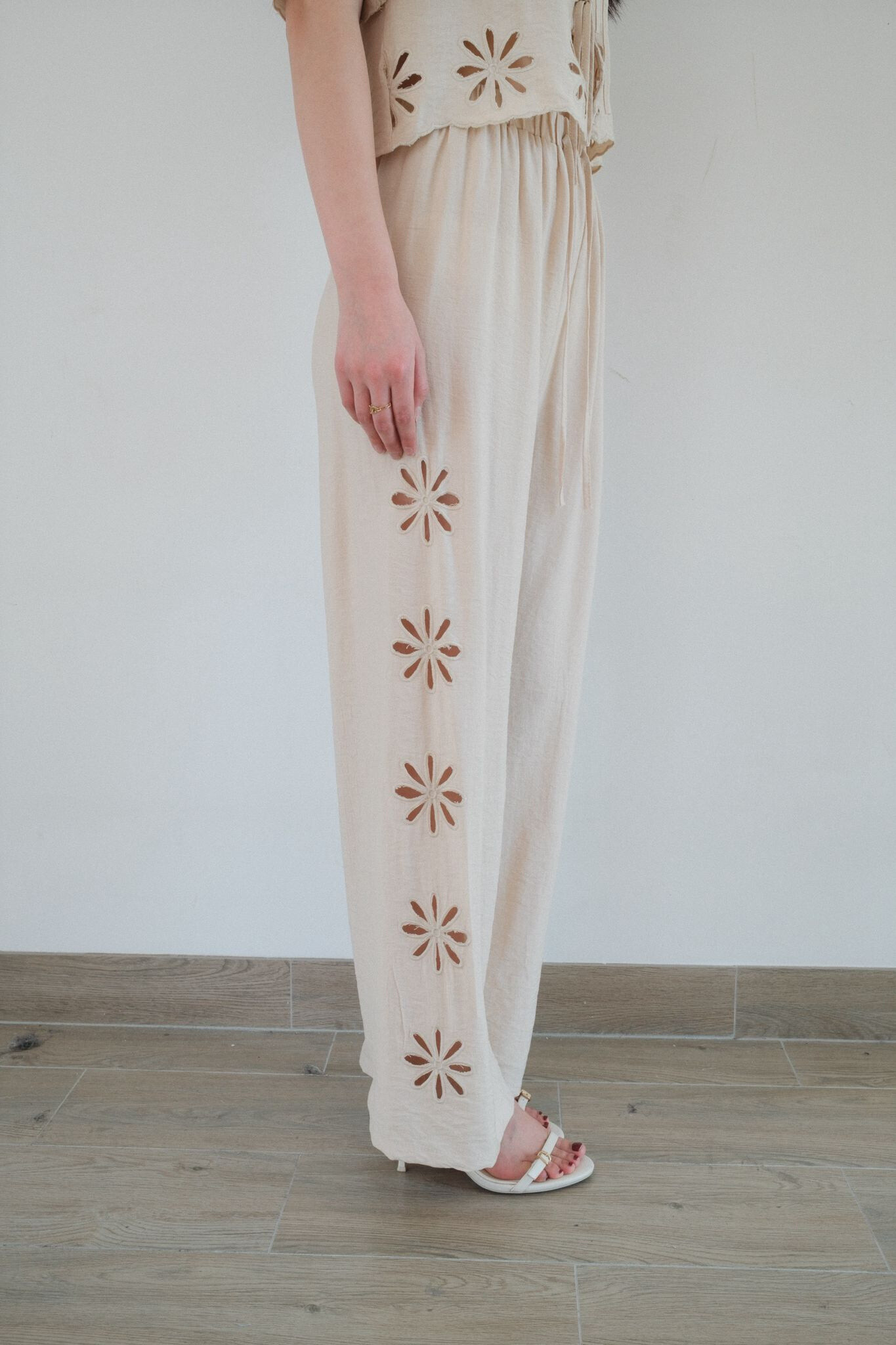 Wholesaler Unika Paris - Blouse embroidered flowers in knots