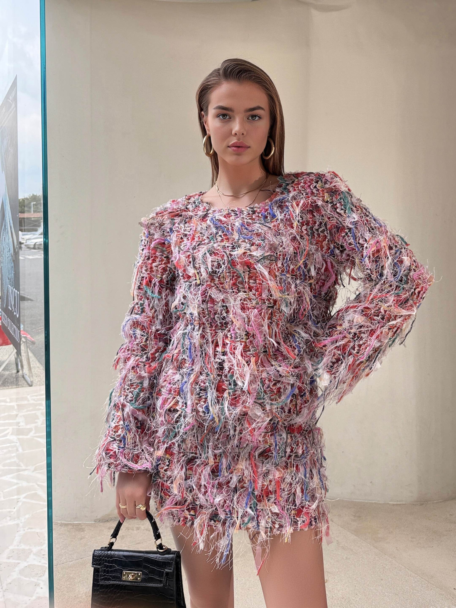 Pull à fils multicolores large.