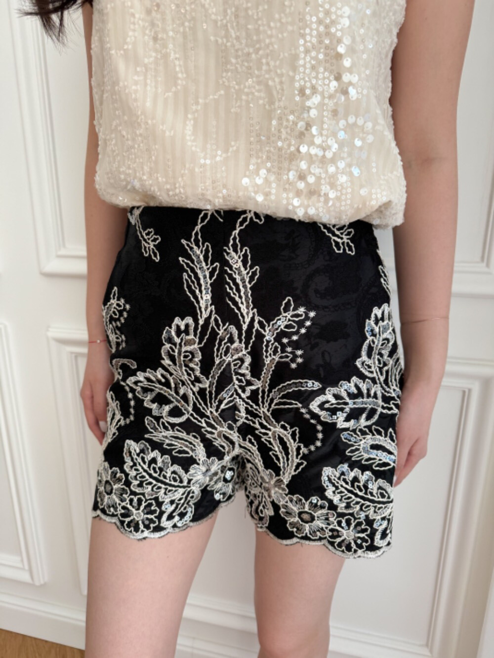 Wholesaler Unika Paris - Embroidered shorts with flowers and sequins