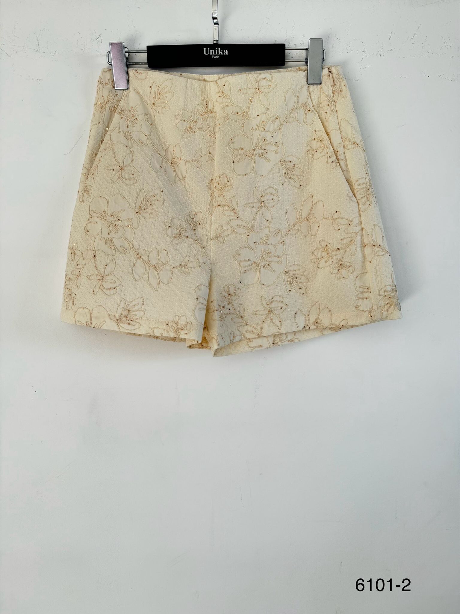 Wholesaler Unika Paris - Flower embroidered sleeve vest