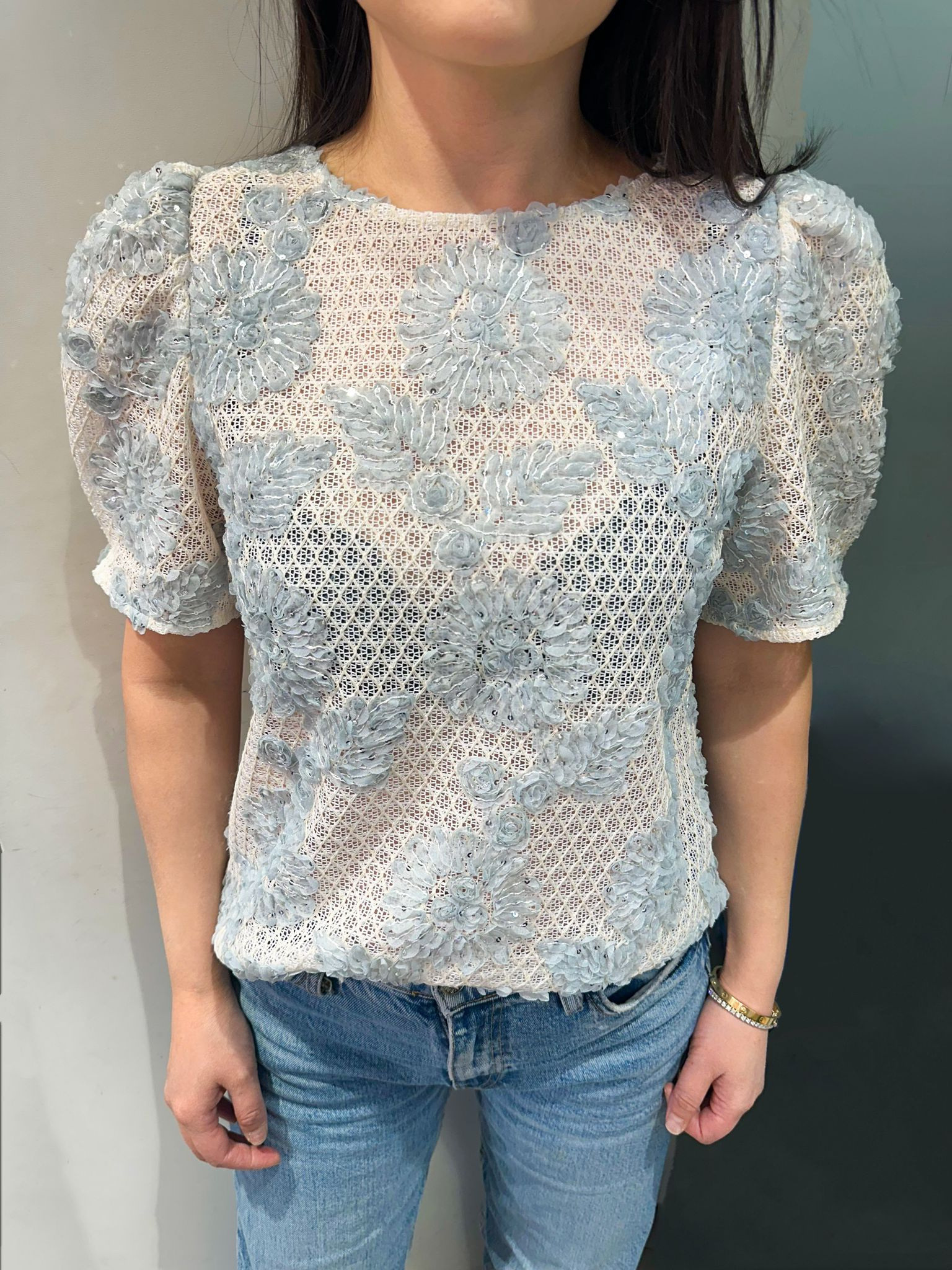 Mayorista Unika Paris - Top de camiseta transparente con mangas abullonadas y bordados de flores