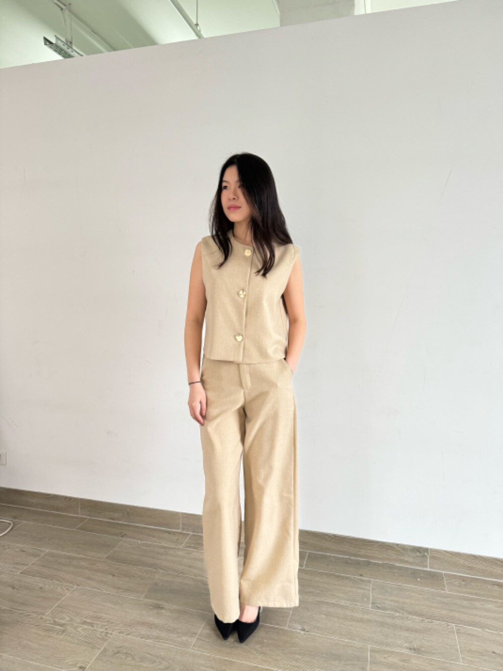 Wholesaler Unika Paris - Sleeveless top with gold buttons