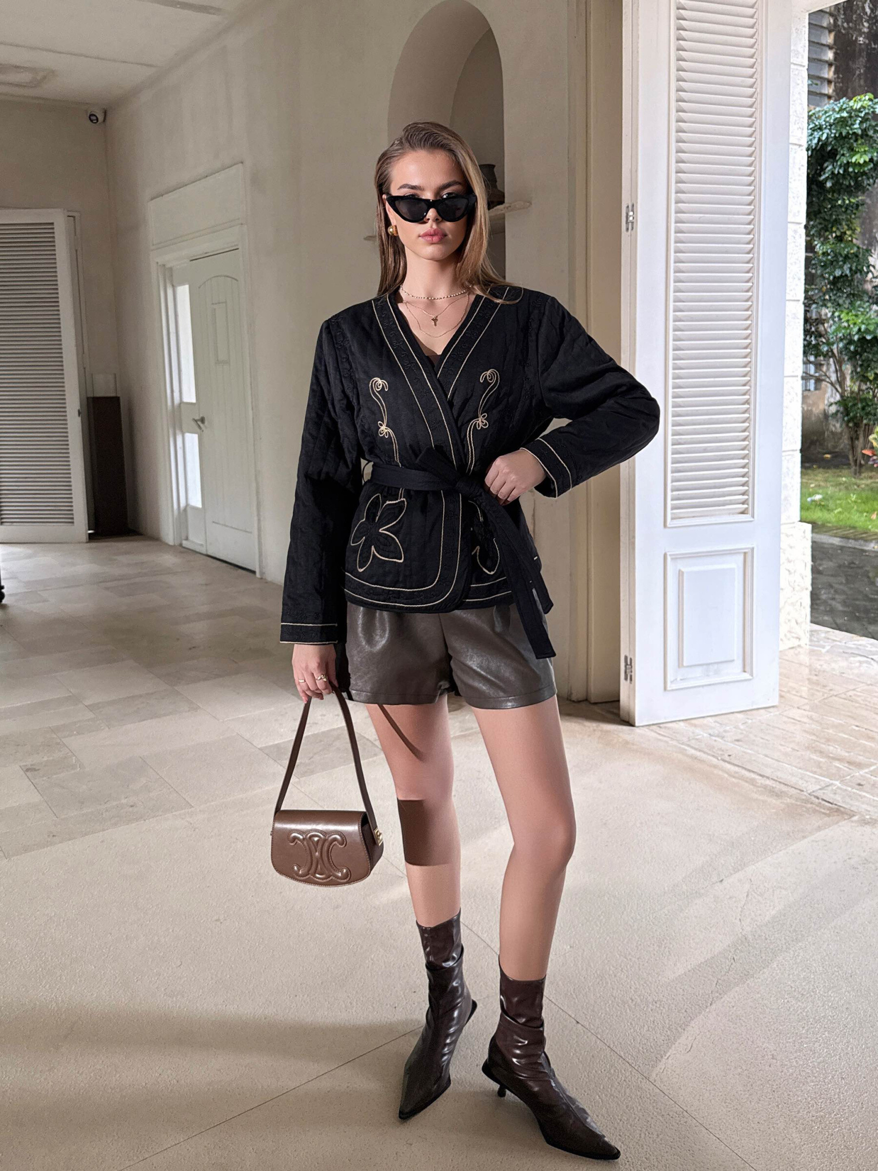 Veste matelassée brodée avec ceinture.