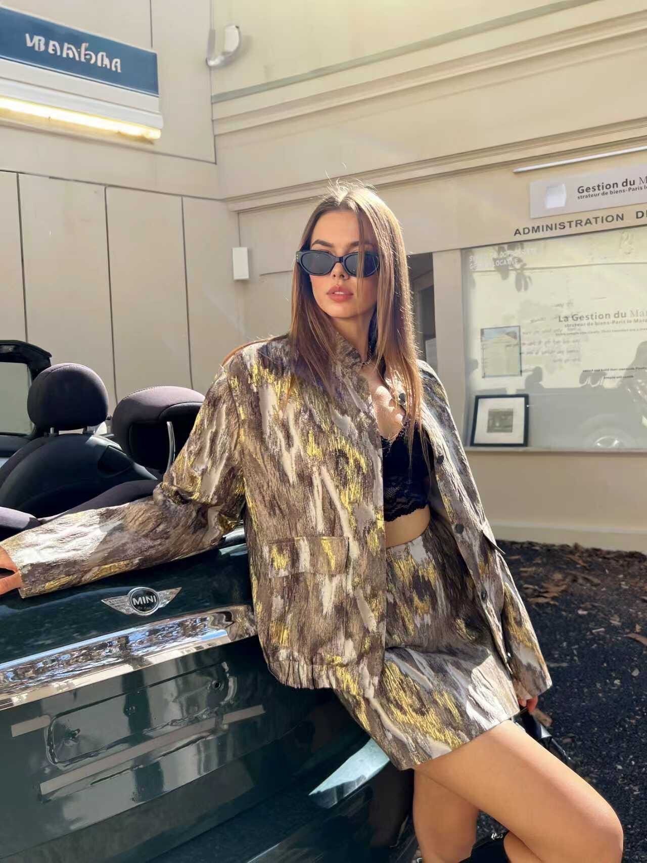 Veste femme en polyester, tons marron et jaune doré, idéale pour l'automne, fabriquée en Chine. Parfaite pour rehausser une tenue saisonnière.
Complétez la tenue avec la jupe short assortie 3892 ou la robe 3893