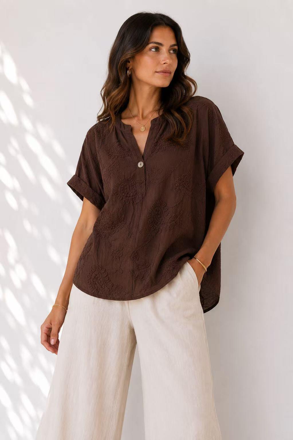 Mayorista UPSTYLE - Blusa bordada con mangas cortas